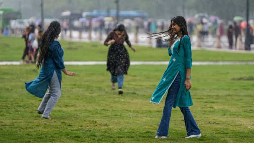 Karnataka Rains: ಬೆಂಗಳೂರು ಸೇರಿ ಕರ್ನಾಟಕದ 14 ಜಿಲ್ಲೆಗಳಲ್ಲಿ ಮುಂದಿನ 48ಗಂಟೆಗಳಲ್ಲಿ ಭಾರಿ ಮಳೆ