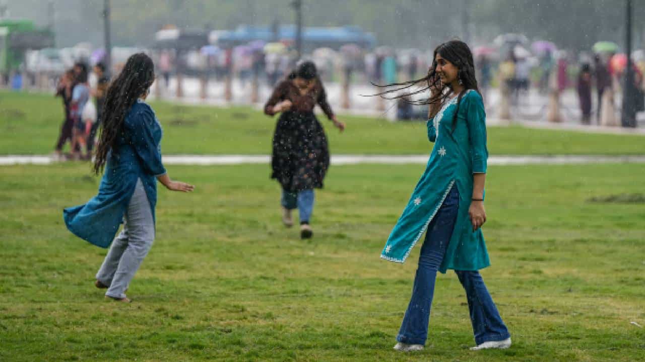 Karnataka Rains: ಬೆಂಗಳೂರು ಸೇರಿ ಕರ್ನಾಟಕದ 14 ಜಿಲ್ಲೆಗಳಲ್ಲಿ ಮುಂದಿನ 48ಗಂಟೆಗಳಲ್ಲಿ ಭಾರಿ ಮಳೆ