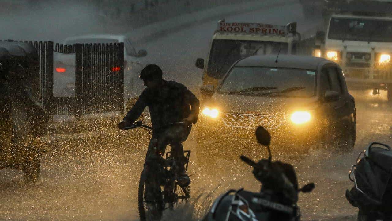 Karnataka Rains: ಕರ್ನಾಟಕದ ಕರಾವಳಿ ಜಿಲ್ಲೆಗಳಿಗೆ ಮಳೆಯ ರೆಡ್ ಅಲರ್ಟ್, 24ಕ್ಕೂ ಅಧಿಕ ಜಿಲ್ಲೆಗಳಲ್ಲಿ ಭಾರಿ ಮಳೆ Karnataka Rains: ಕರ್ನಾಟಕದ ಕರಾವಳಿ ಜಿಲ್ಲೆಗಳಿಗೆ ಮಳೆಯ ರೆಡ್ ಅಲರ್ಟ್, 24ಕ್ಕೂ ಅಧಿಕ ಜಿಲ್ಲೆಗಳಲ್ಲಿ ಭಾರಿ ಮಳೆ