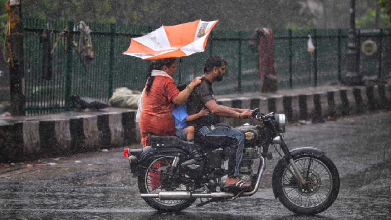 Karnataka Rains: ಇಂದಿನಿಂದ ಕರ್ನಾಟಕದಾದ್ಯಂತ ಮುಂಗಾರು ದುರ್ಬಲ, ಅಲ್ಲಲ್ಲಿ ಸಾಧಾರಣ ಮಳೆ Karnataka Rains: ಇಂದಿನಿಂದ ಕರ್ನಾಟಕದಾದ್ಯಂತ ಮುಂಗಾರು ದುರ್ಬಲ, ಅಲ್ಲಲ್ಲಿ ಸಾಧಾರಣ ಮಳೆ