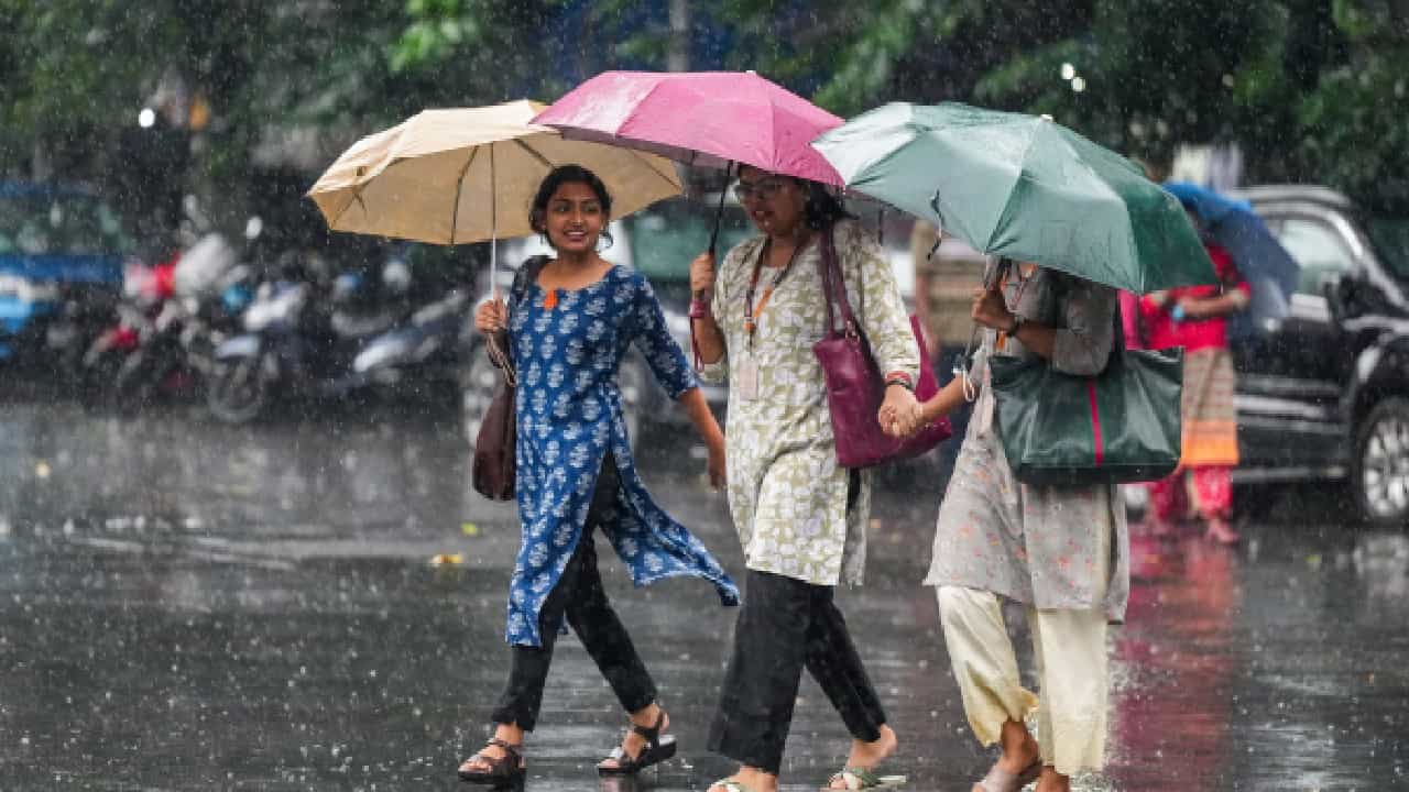 Karnataka Rain: ಕರ್ನಾಟಕದಲ್ಲಿ ತಗ್ಗಿದ ಮಳೆಯ ಅಬ್ಬರ; ಕರಾವಳಿ ಜಿಲ್ಲೆಗಳಿಗೆ ಹಳದಿ ಅಲರ್ಟ್ Karnataka Rain: ಕರ್ನಾಟಕದಲ್ಲಿ ತಗ್ಗಿದ ಮಳೆಯ ಅಬ್ಬರ; ಕರಾವಳಿ ಜಿಲ್ಲೆಗಳಿಗೆ ಹಳದಿ ಅಲರ್ಟ್