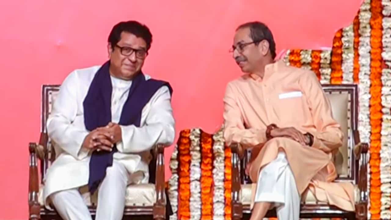 ಉದ್ಧವ್ ಠಾಕ್ರೆ, ರಾಜ್ ಠಾಕ್ರೆ ‘ಮಹಾ’ ಸಂಗಮ: ಮಹಾರಾಷ್ಟ್ರ ರಾಜಕೀಯದಲ್ಲಿ ಸಂಚಲನ ಉದ್ಧವ್ ಠಾಕ್ರೆ, ರಾಜ್ ಠಾಕ್ರೆ ‘ಮಹಾ’ ಸಂಗಮ: ಮಹಾರಾಷ್ಟ್ರ ರಾಜಕೀಯದಲ್ಲಿ ಸಂಚಲನ