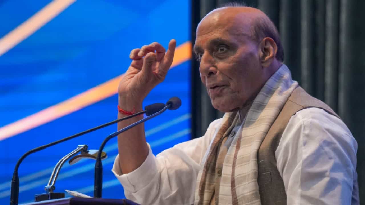 ಆಪರೇಷನ್ ಸಿಂಧೂರ್ ಬಳಿಕ ಭಾರತ ನಿರ್ಮಿತ ಶಸ್ತ್ರಾಸ್ತ್ರಗಳ ಬಗ್ಗೆ ಜಾಗತಿಕ ಆಸಕ್ತಿ ಹೆಚ್ಚಾಗಿದೆ; ರಾಜನಾಥ್ ಸಿಂಗ್ ಆಪರೇಷನ್ ಸಿಂಧೂರ್ ಬಳಿಕ ಭಾರತ ನಿರ್ಮಿತ ಶಸ್ತ್ರಾಸ್ತ್ರಗಳ ಬಗ್ಗೆ ಜಾಗತಿಕ ಆಸಕ್ತಿ ಹೆಚ್ಚಾಗಿದೆ; ರಾಜನಾಥ್ ಸಿಂಗ್