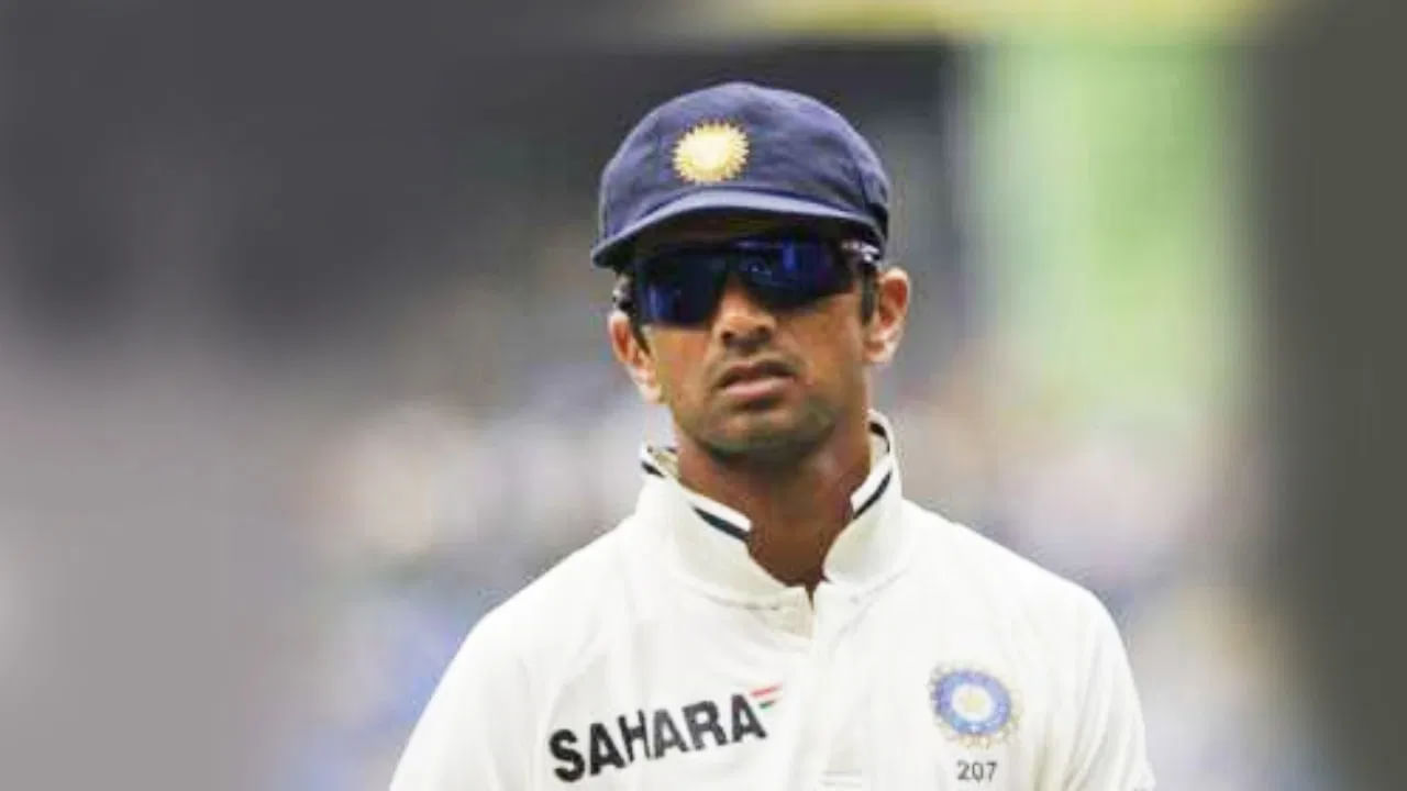 ಇದಕ್ಕೂ ಮುನ್ನ ಈ ಭರ್ಜರಿ ದಾಖಲೆ ಟೀಮ್ ಇಂಡಿಯಾದ ಮಾಜಿ ನಾಯಕ ರಾಹುಲ್ ದ್ರಾವಿಡ್ ಅವರ ಹೆಸರಿನಲ್ಲಿತ್ತು. 301 ಟೆಸ್ಟ್ ಇನಿಂಗ್ಸ್ಗಳಲ್ಲಿ ಫೀಲ್ಡಿಂಗ್ ಮಾಡಿದ್ದ ದ್ರಾವಿಡ್ ಒಟ್ಟು 210 ಕ್ಯಾಚ್ಗಳನ್ನು ಹಿಡಿದಿದು ವಿಶ್ವ ದಾಖಲೆ ನಿರ್ಮಿಸಿದ್ದರು. ಇದೀಗ ಈ ದಾಖಲೆಯನ್ನು ಮುರಿಯುವಲ್ಲಿ ಜೋ ರೂಟ್ ಯಶಸ್ವಿಯಾಗಿದ್ದಾರೆ.