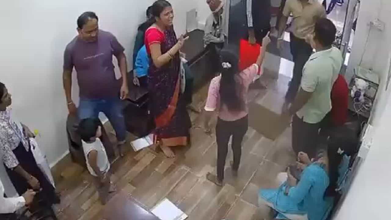 ಕಾಯಲು ಹೇಳಿದ್ದಕ್ಕೆ ರಿಸೆಪ್ಷನಿಸ್ಟ್ಗೆ ಒದ್ದು, ಕೂದಲು ಎಳೆದಾಡಿದ ರೋಗಿಯ ವಿಡಿಯೋ ವೈರಲ್ ಕಾಯಲು ಹೇಳಿದ್ದಕ್ಕೆ ರಿಸೆಪ್ಷನಿಸ್ಟ್ಗೆ ಒದ್ದು, ಕೂದಲು ಎಳೆದಾಡಿದ ರೋಗಿಯ ವಿಡಿಯೋ ವೈರಲ್