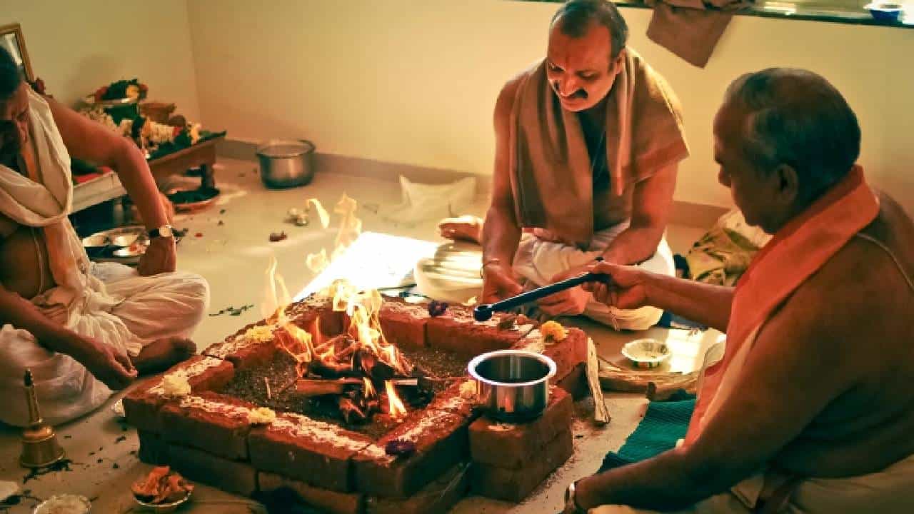 Daily Devotional: ದಕ್ಷಿಣೆ ನೀಡಬೇಕು ಎಂದು ಹೇಳುವುದೇಕೆ? ಇದರ ಮಹತ್ವವನ್ನು ತಿಳಿಯಿರಿ Daily Devotional: ದಕ್ಷಿಣೆ ನೀಡಬೇಕು ಎಂದು ಹೇಳುವುದೇಕೆ? ಇದರ ಮಹತ್ವವನ್ನು ತಿಳಿಯಿರಿ
