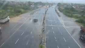 ಡಿವೈಡರ್​​ಗೆ ಡಿಕ್ಕಿ ಹೊಡೆದು ಹೈವೇಯಲ್ಲಿ ಆಟಿಕೆಯಂತೆ ಹಾರಿದ ಸ್ಕಾರ್ಪಿಯೋ