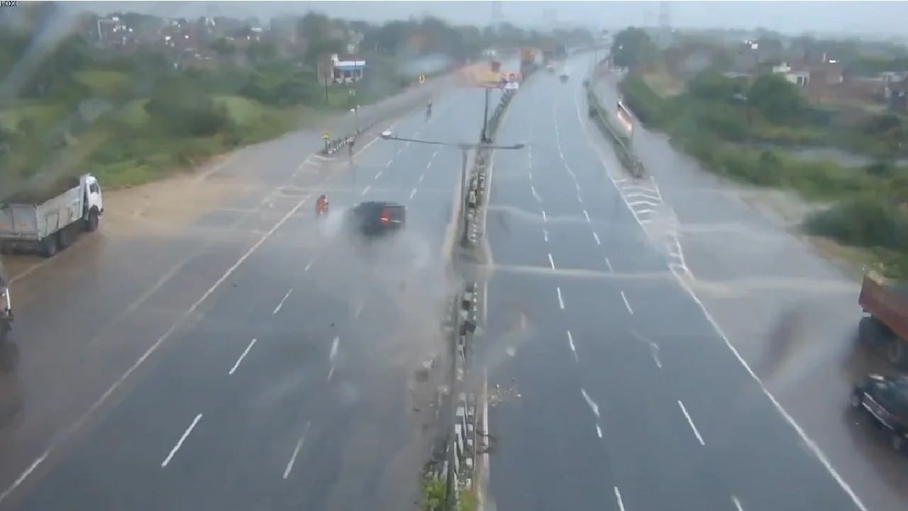 ಬೆಚ್ಚಿ ಬೀಳಿಸುವ ಅಪಘಾತ; ಡಿವೈಡರ್​​ಗೆ ಡಿಕ್ಕಿ ಹೊಡೆದು ಹೈವೇಯಲ್ಲಿ ಆಟಿಕೆಯಂತೆ ಹಾರಿದ ಸ್ಕಾರ್ಪಿಯೋ