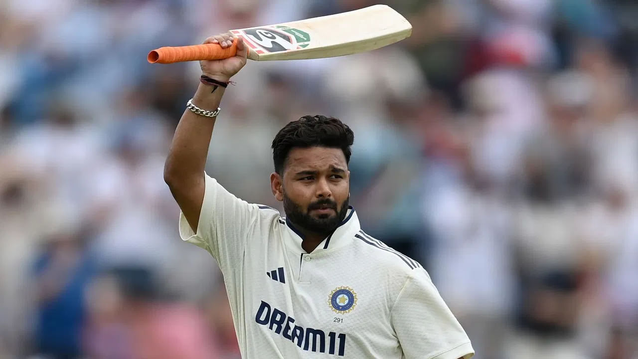 ಇದೀಗ ಕೇವಲ 81 ಟೆಸ್ಟ್ ಇನಿಂಗ್ಸ್ಗಳ ಮೂಲಕ ರೋಹಿತ್ ಶರ್ಮಾ ಅವರ ಹೆಸರಿನಲ್ಲಿರುವ ದಾಖಲೆಯನ್ನು ರಿಷಭ್ ಪಂತ್ ಸರಿಗಟ್ಟಿದ್ದಾರೆ. ಅಲ್ಲದೆ 88 ಸಿಕ್ಸರ್ಗಳೊಂದಿಗೆ ದ್ವಿತೀಯ ಸ್ಥಾನದಲ್ಲಿರುವ ಪಂಟರ್ ಪಂತ್ ಮ್ಯಾಚೆಂಸ್ಟರ್ ಟೆಸ್ಟ್ನಲ್ಲಿ 3 ಸಿಕ್ಸ್ ಸಿಡಿಸಿದರೆ, ಟೀಮ್ ಇಂಡಿಯಾ ಪರ ಟೆಸ್ಟ್ನಲ್ಲಿ ಅತ್ಯಧಿಕ ಸಿಕ್ಸ್ ಸಿಡಿಸಿದ ಬ್ಯಾಟರ್ ಎನಿಸಿಕೊಳ್ಳಲಿದ್ದಾರೆ. ಈ ಮೂಲಕ ಸೆಹ್ವಾಗ್ ದಾಖಲೆ ಮುರಿದು ಹೊಸ ಇತಿಹಾಸ ನಿರ್ಮಿಸುವುದನ್ನು ನಿರೀಕ್ಷಿಸಬಹುದು.