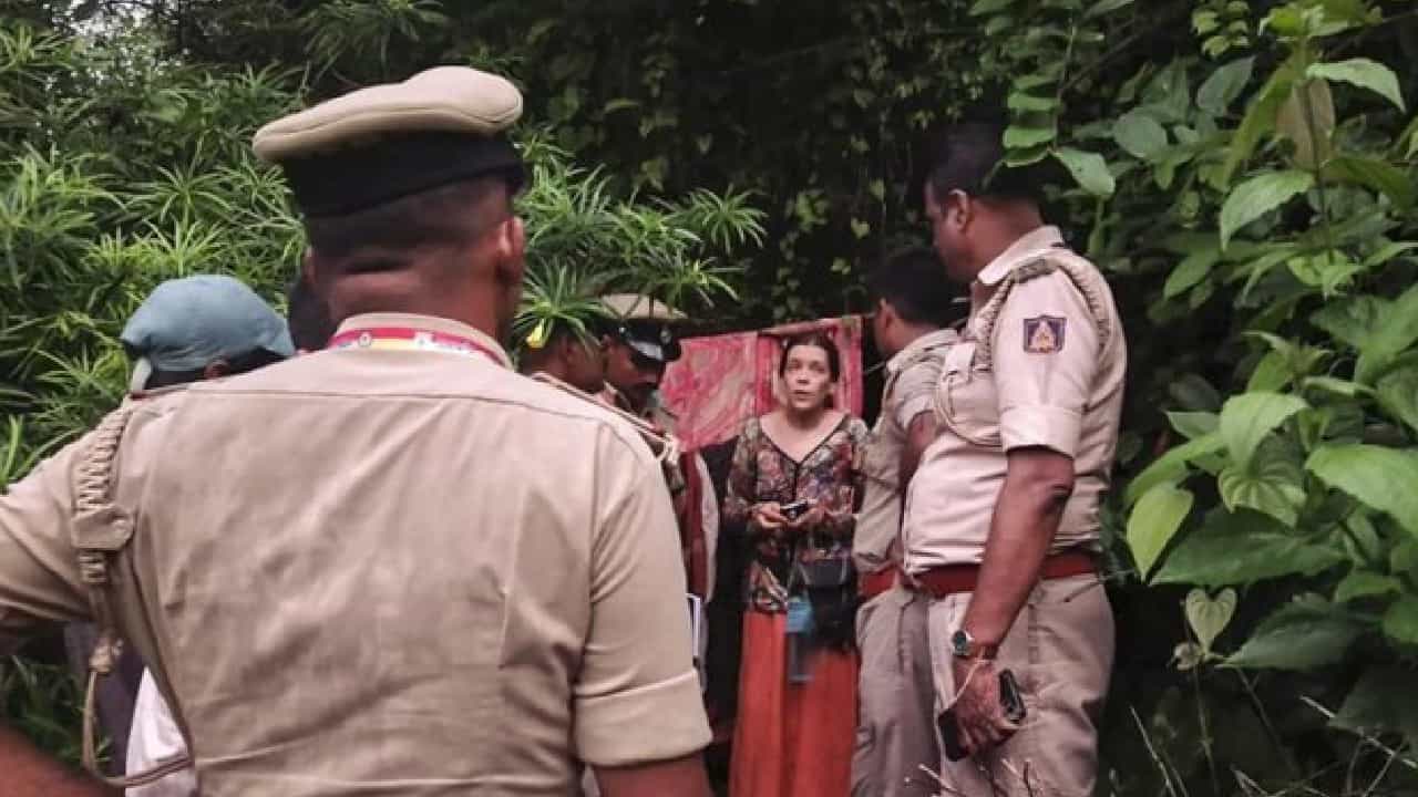 ಹಾವುಗಳು ನಮ್ಮ ಸ್ನೇಹಿತರಾಗಿದ್ದವು; ಕುಮಟಾದ ಗುಹೆಯಲ್ಲಿದ್ದ ರಷ್ಯನ್ ಮಹಿಳೆ ಸಮರ್ಥನೆ ಹಾವುಗಳು ನಮ್ಮ ಸ್ನೇಹಿತರಾಗಿದ್ದವು; ಕುಮಟಾದ ಗುಹೆಯಲ್ಲಿದ್ದ ರಷ್ಯನ್ ಮಹಿಳೆ ಸಮರ್ಥನೆ