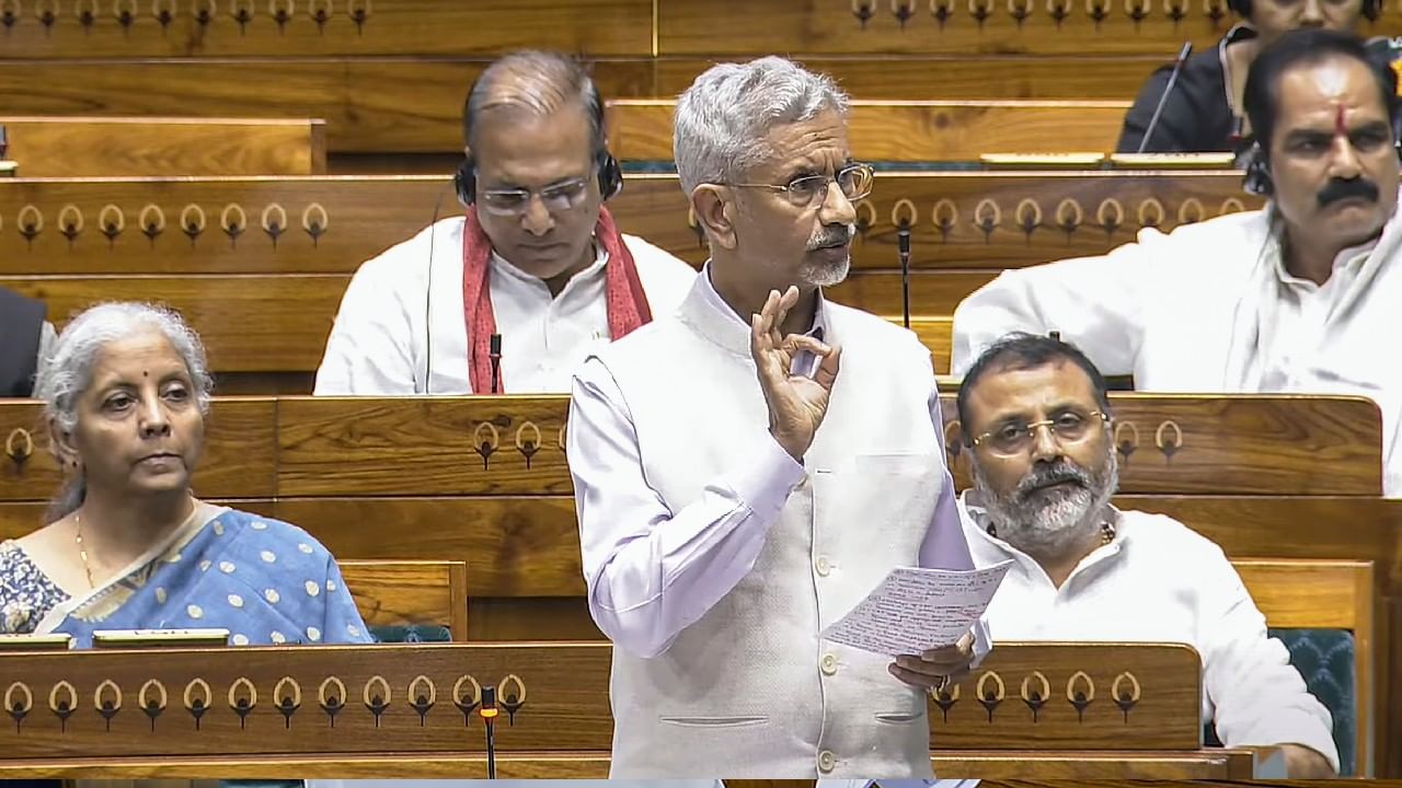 2008ರ ಮುಂಬೈ ದಾಳಿಯ ನಂತರ ಹಿಂದಿನ ಸರ್ಕಾರದ ಪ್ರತಿಕ್ರಿಯೆಗೆ ಟೀಕೆ ವ್ಯಕ್ತಪಡಿಸಿದ ಸಚಿವ ಜೈಶಂಕರ್, ಪಹಲ್ಗಾಮ್ ದಾಳಿಯ ಬಗ್ಗೆ ನಮಗೆ ಪ್ರಶ್ನೆ ಮಾಡುವ ನೀವು ನಿಮ್ಮ ಸರ್ಕಾರ ಅಧಿಕಾರದಲ್ಲಿದ್ದಾಗ 2008ರಲ್ಲಿ ನಡೆದ ಮುಂಬೈ ದಾಳಿಯ ಬಗ್ಗೆ ಯಾವ ಕ್ರಮ ತೆಗೆದುಕೊಂಡಿರಿ? ನೀವು ಆ ಸಮಯದಲ್ಲಿ ಏಕೆ ಮುಂದೆ ಹೋಗಲಿಲ್ಲ? ಎಂದು ಟೀಕಿಸಿದ್ದಾರೆ. ಶರ್ಮ್-ಎಲ್-ಶೇಖ್ನಲ್ಲಿ ಆಗಿನ ಸರ್ಕಾರ ಮತ್ತು ಪಾಕಿಸ್ತಾನಿ ಪ್ರಧಾನಿ ಭಯೋತ್ಪಾದನೆ ಎರಡೂ ದೇಶಗಳಿಗೆ ಪ್ರಮುಖ ಬೆದರಿಕೆ ಎಂದು ಒಪ್ಪಿಕೊಂಡರು. ಈಗ, ಇಂದು, ಜನರು ಅಮೆರಿಕ ನಿಮ್ಮನ್ನು ಹೈಫನ್ ಮಾಡುತ್ತಿದೆ ಎಂದು ಹೇಳುತ್ತಿದ್ದಾರೆ, ರಷ್ಯಾ ನಿಮ್ಮನ್ನು ಹೈಫನ್ ಮಾಡುತ್ತಿದೆ - ದೀಪೇಂದರ್ ಹೂಡಾ ಜಿ ಹೇಳುವುದನ್ನು ನಾನು ಕೇಳಿದ್ದೇನೆ. ನೀವು ನಿಮ್ಮನ್ನು ಹೈಫನ್ ಮಾಡುತ್ತಿದ್ದೀರಿ. ದಯವಿಟ್ಟು ಭಾರತವನ್ನು ಪಾಕಿಸ್ತಾನಕ್ಕೆ ಲಿಂಕ್ ಮಾಡಿ ಎಂದು ಹೇಳಲು ನಿಮಗೆ ವಿದೇಶಿ ದೇಶ ಬೇಕಾಗಿಲ್ಲ. ನಿಮ್ಮದೇ ದೇಶದ ಸಚಿವನ ಬಗ್ಗೆ ನಿಮಗೆ ನಂಬಿಕೆಯಿಲ್ಲ ಎಂದು ಅಸಮಾಧಾನ ಹೊರಹಾಕಿದ್ದಾರೆ. ಶಶಿ ತರೂರ್ ಕೇಂದ್ರ ಸರ್ಕಾರದ ನಿಯೋಗದ ಜೊತೆ ವಿದೇಶಗಳಿಗೆ ತೆರಳಿ ಭಾರತದ ಬಗ್ಗೆ ಹೆಮ್ಮೆ ಮೂಡಿಸುವ ಕೆಲಸ ಮಾಡಿದ್ದಾರೆ. ಆದರೆ, ಕೆಲವು ಕಾಂಗ್ರೆಸ್ ನಾಯಕರು ಪಾಕಿಸ್ತಾನೀಯರಂತೆ ಆಪರೇಷನ್ ಸಿಂಧೂರವನ್ನು ಟೀಕಿಸುತ್ತಿದ್ದಾರೆ. ವಿಶ್ವಸಂಸ್ಥೆಯಲ್ಲಿ 193 ರಾಷ್ಟ್ರಗಳಿವೆ, ಪಾಕಿಸ್ತಾನವನ್ನು ಹೊರತುಪಡಿಸಿ ಕೇವಲ 3 ದೇಶಗಳು ಆಪರೇಷನ್ ಸಿಂಧೂರ್ ಅನ್ನು ವಿರೋಧಿಸಿದವು ಎಂದು ಜೈಶಂಕರ್ ಹೇಳಿದ್ದಾರೆ.