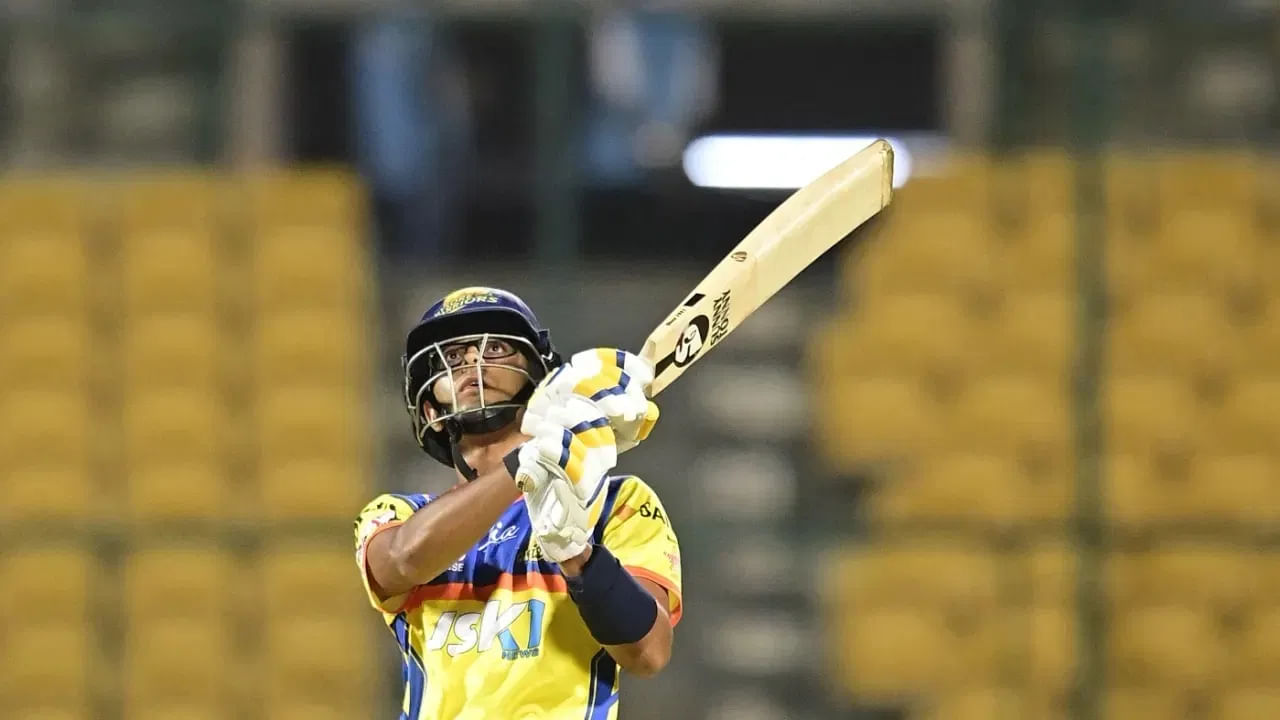 ಕಳೆದ ಸೀಸನ್ನಲ್ಲಿ ಮೈಸೂರು ವಾರಿಯರ್ಸ್ ಪರ ಕಣಕ್ಕಿಳಿದಿದ್ದ ಸಮಿತ್ ದ್ರಾವಿಡ್ ಅವರಿಗಾಗಿ ಬಿಡ್ ಮಾಡಲು ಯಾವುದೇ ಫ್ರಾಂಚೈಸಿ ಮುಂದೆ ಬರಲಿಲ್ಲ. ಇದಕ್ಕೆ ಮುಖ್ಯ ಕಾರಣ ಕಳೆದ ಸೀಸನ್ನಲ್ಲಿನ ಕಳಪೆ ಪ್ರದರ್ಶನ. 2024 ರಲ್ಲಿ ಮೈಸೂರು ವಾರಿಯರ್ಸ್ ತಂಡದ ಪರ 7 ಪಂದ್ಯಗಳನ್ನಾಡಿದ್ದ ಸಮಿತ್ ಕಲೆಹಾಕಿದ್ದು ಕೇವಲ 82 ರನ್ಗಳು. ಈ 82 ರನ್ಗಳನ್ನು ಬಾರಿಸಲು ತೆಗೆದುಕೊಂಡಿದ್ದು ಬರೋಬ್ಬರಿ 72 ಎಸೆತಗಳನ್ನು ಎಂಬುದು ಇಲ್ಲಿ ಉಲ್ಲೇಖಾರ್ಹ.