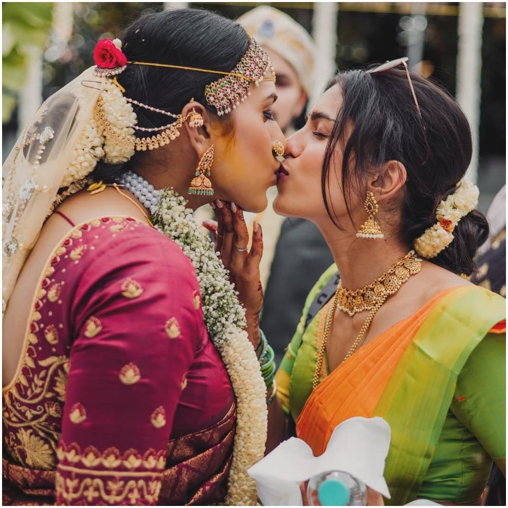 ಸಂಯುಕ್ತಾ ಹೆಗಡೆ ಆಪ್ತೆ ಎನಿಸಿಕೊಂಡಿರೋ ಪೂಜಿತಾ ಭಾಸ್ಕರ್ ಎಂಬುವವರ ವಿವಾಹ ಆಗಿದೆ. ಈ ವಿವಾಹಕ್ಕೂ ಮೊದಲು ಸಂಯುಕ್ತಾ ಗೆಳತಿಗೆ ಲಿಪ್ ಟು ಲಿಪ್ ಕಿಸ್ ಕೊಟ್ಟಿದ್ದಾರೆ. ಈ ಫೋಟೋನ ಸೋಶಿಯಲ್ ಮೀಡಿಯಾದಲ್ಲಿ ಹಂಚಿಕೊಂಡಿದ್ದಾರೆ.