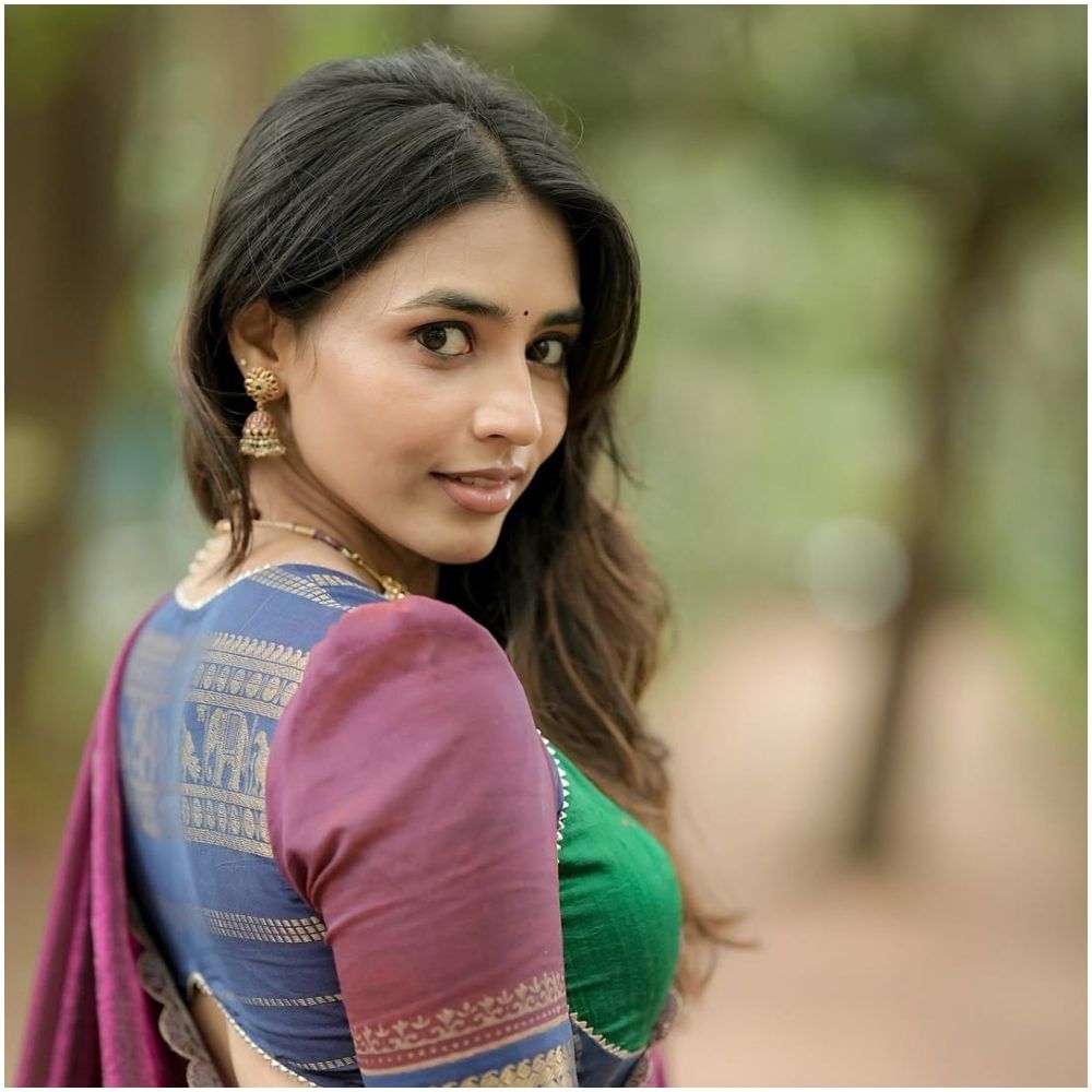 ಸಪ್ತಮಿ ಗೌಡ ಅವರ ಪಾತ್ರದ ಹೆಸರು ರತ್ನ ಎಂದು. ಈ ಚಿತ್ರದಲ್ಲಿ ಅವರು ಡಿಗ್ಲಾಮ್ ಲುಕ್ನಲ್ಲಿ ಕಾಣಿಸಿಕೊಂಡಿದ್ದಾರೆ. ‘ಕಾಂತಾರ’ ಚಿತ್ರದಲ್ಲೂ ಅವರಿಗೆ ಇದೇ ರೀತಿಯ ಪಾತ್ರ ಸಿಕ್ಕಿತ್ತು ಅನ್ನೋದು ವಿಶೇಷ. ಈ ಸಿನಿಮಾ ಹಿಟ್ ಆದರೆ, ತೆಲುಗಿನಲ್ಲಿ ಆಫರ್ಗಳು ಬರಲಿವೆ.