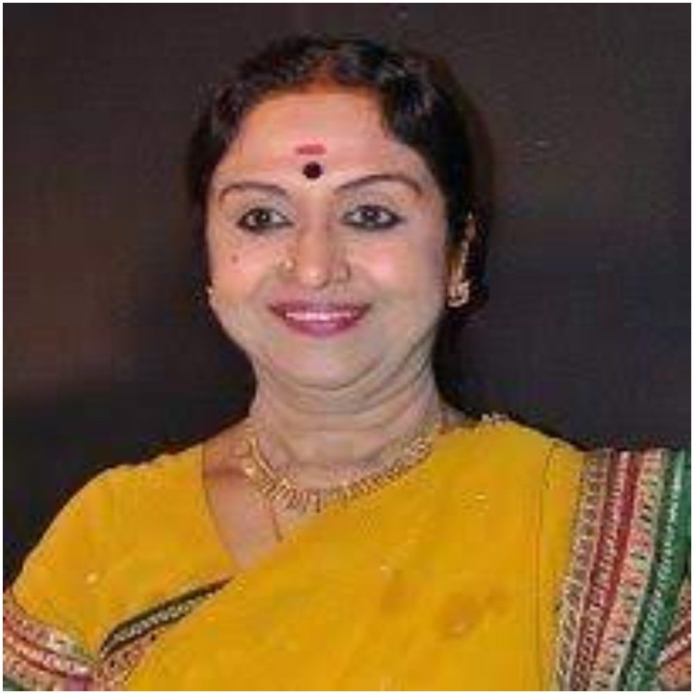 ಸದ್ಯ ಇಬ್ಬರು ಮಕ್ಕಳು ಹಾಗೂ ಅಕ್ಕನ ಮೊಮ್ಮಕ್ಕಳನ್ನು ಇವರು ಅಗಲಿದ್ದಾರೆ. ಸರೋಜಾ ದೇವಿ ಅವರು ಅಕ್ಕನ ಮೊಮ್ಮಕ್ಕಳನ್ನೇ ದತ್ತು ಪಡೆದುಕೊಂಡು ಸಾಕುತ್ತಿದ್ದರು. ಸರೋಜಾ ದೇವಿ ಅವರ ಪತಿ ಹರ್ಷ 1986ರಲ್ಲೇ ನಿಧನ ಹೊಂದಿದ್ದರು.