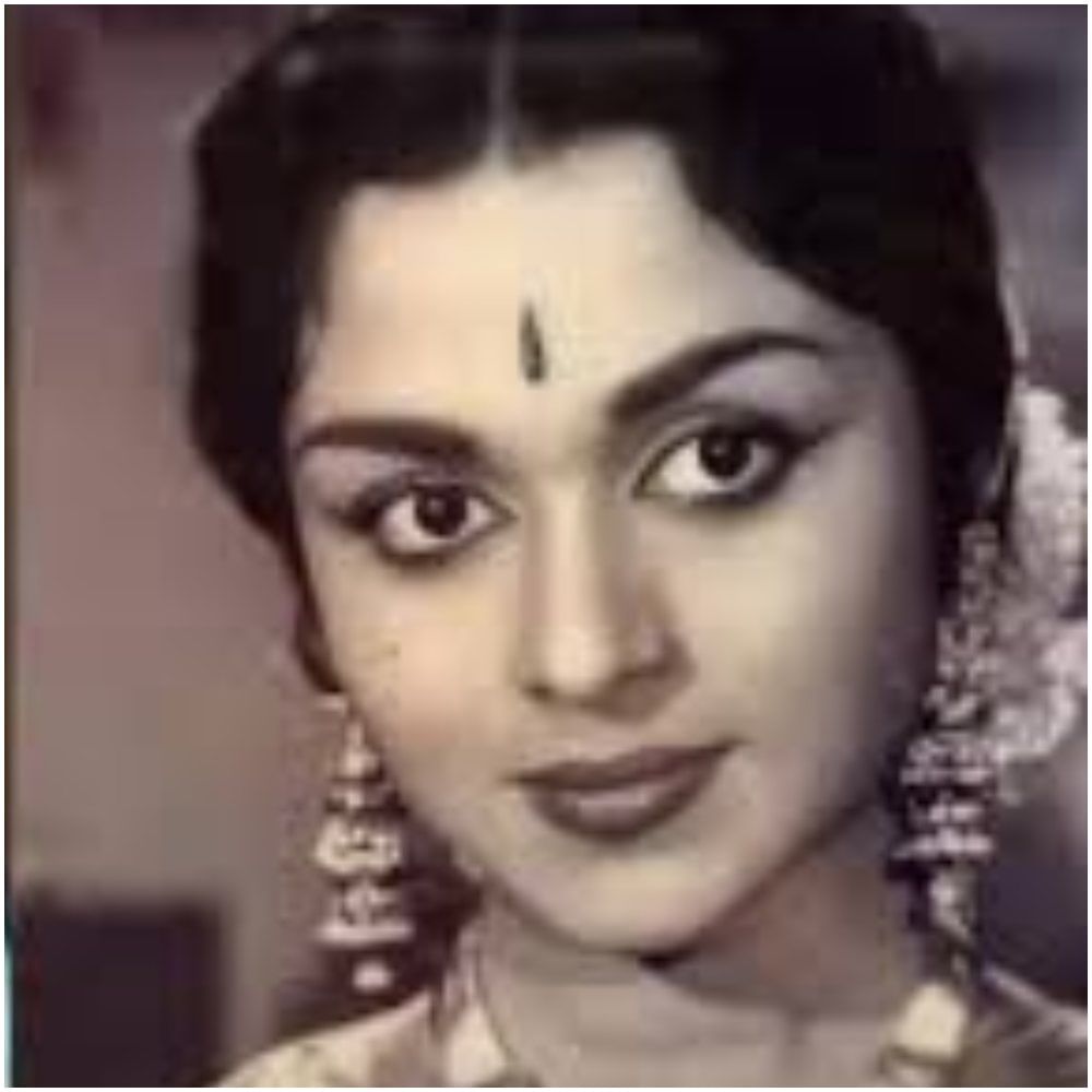 ಸರೋಜಾ ದೇವಿ ಅವರು ಇಂದು ಎಂದಿನಂತೆ ಬೆಂಗಳೂರಿನ ಮನೆಯಲ್ಲೇ ಇದ್ದರು. ಆದರೆ, ಬೆಳಿಗ್ಗೆ ಅವರಿಗೆ ಏಕಾಏಕಿ ತಲೆಸುತ್ತು ಬಂದು ಬಿದ್ದುಹೋಗಿದ್ದಾರೆ. ಇದನ್ನು ನೋಡಿ ಮನೆಯವರಿಗೆ ಆತಂಕ ಆಯಿತು. ಅವರನ್ನು ಹತ್ತಿರದ ಮಣಿಪಾಲ ಹಾಸ್ಪಿಟಲ್ಗೆ ಕರೆದುಕೊಂಡು ಹೋಗಲಾಯಿತು.