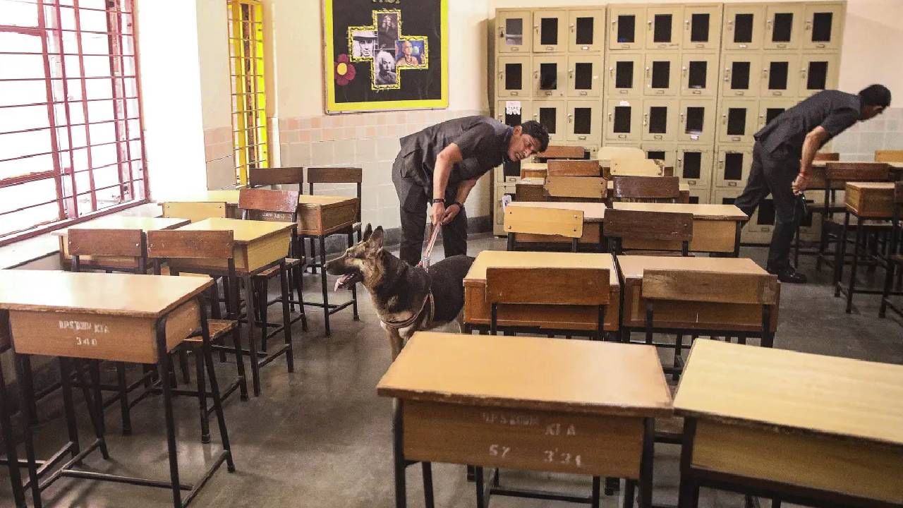 Delhi Bomb Threat: ದೆಹಲಿಯ ಎರಡು ಶಾಲೆಗಳಿಗೆ ಬಾಂಬ್ ಬೆದರಿಕೆ Delhi Bomb Threat: ದೆಹಲಿಯ ಎರಡು ಶಾಲೆಗಳಿಗೆ ಬಾಂಬ್ ಬೆದರಿಕೆ