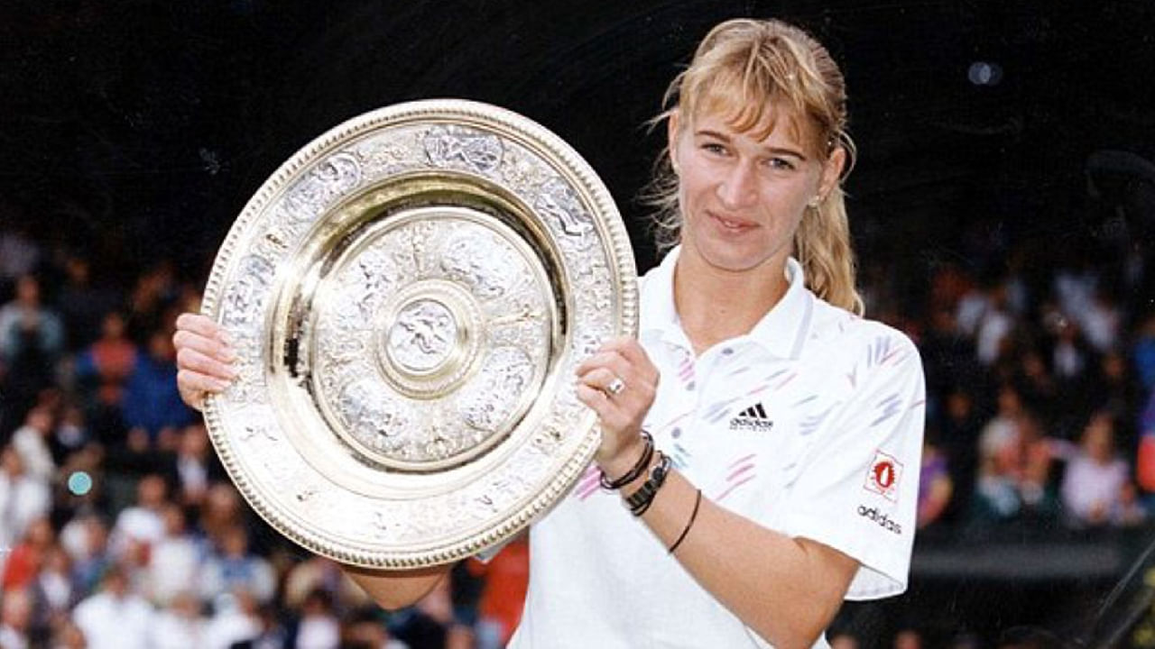 ಅಂದರೆ ವಿಂಬಲ್ಡನ್ ಇತಿಹಾಸದಲ್ಲಿ 1911ರ ಬಳಿಕ ಮಹಿಳಾ ಫೈನಲ್ ಪಂದ್ಯದಲ್ಲಿ ಎದುರಾಳಿ ಆಟಗಾರ್ತಿ ಮೊದಲ ಪಾಯಿಂಟ್ಸ್ ಕಲೆಹಾಕುವ ಮುನ್ನವೇ ಎರಡು ಸೆಟ್​ಗಳನ್ನು ಗೆದ್ದು ಚಾಂಪಿಯನ್ ಪಟ್ಟ ಅಲಂಕರಿಸಿದ್ದು ಲೆಜೆಂಡ್ ಸ್ಟೆಫಿ ಗ್ರಾಫ್ ಮಾತ್ರ. 1988 ರ ವಿಂಬಲ್ಡನ್ ಫೈನಲ್​ನಲ್ಲಿ ನತಾಶ ಜ್ವರೇವಾ ಅವರನ್ನು 0-6,0-6 ಸೆಟ್​ಗಳಿಂದ ಮಣಿಸಿ ಸ್ಟೆಫಿ ಗ್ರಾಫ್ ಹೊಸ ಇತಿಹಾಸ ಬರೆದಿದ್ದರು.