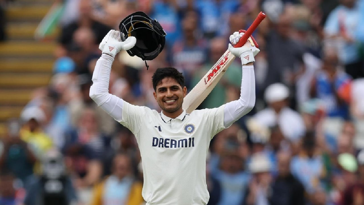 ಈ 22 ರನ್ಗಳೊಂದಿಗೆ ಇಂಗ್ಲೆಂಡ್ನಲ್ಲಿ ಟೆಸ್ಟ್ ಸರಣಿವೊಂದರಲ್ಲಿ ಅತ್ಯಧಿಕ ರನ್ ಕಲೆಹಾಕಿದ ಭಾರತೀಯ ಬ್ಯಾಟರ್ ಎಂಬ ದಾಖಲೆಯನ್ನು ಶುಭ್ಮನ್ ಗಿಲ್ ತಮ್ಮದಾಗಿಸಿಕೊಂಡಿದ್ದಾರೆ. ಇದಕ್ಕೂ ಮುನ್ನ ಈ ಭರ್ಜರಿ ದಾಖಲೆ ದಿ ವಾಲ್ ಖ್ಯಾತಿಯ ರಾಹುಲ್ ದ್ರಾವಿಡ್ ಹೆಸರಿನಲ್ಲಿತ್ತು.