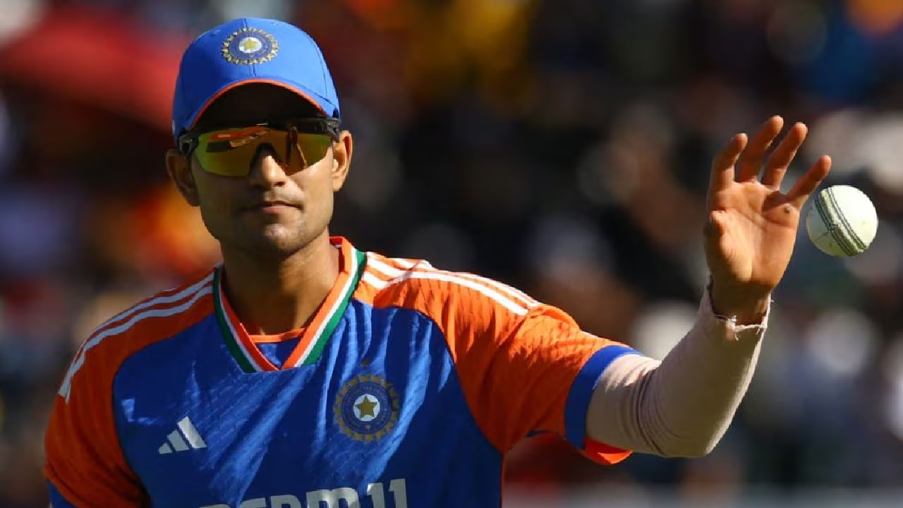 ಈ ಯುವ ನಾಯಕ ಯಾರೆಂಬ ಪ್ರಶ್ನೆಗೆ ಸದ್ಯ ಕೇಳಿ ಬರುತ್ತಿರುವ ಉತ್ತರ ಶುಭ್ಮನ್ ಗಿಲ್. ಮುಂಬರುವ ಏಕದಿನ ವಿಶ್ವಕಪ್ ಅನ್ನು ದೃಷ್ಟಿಯಲ್ಲಿಟ್ಟುಕೊಂಡು ಗಿಲ್ಗೆ ಕ್ಯಾಪ್ಟನ್ ಪಟ್ಟ ನೀಡಲು ಬಿಸಿಸಿಐ ಆಯ್ಕೆ ಸಮಿತಿ ನಿರ್ಧರಿಸಿದೆ. ಅದರಂತೆ ರೋಹಿತ್ ಶರ್ಮಾ ಅವರ ಉತ್ತರಾಧಿಕಾರಿಯಾಗಿ ಶುಭ್ಮನ್ ಗಿಲ್ ಕಾಣಿಸಿಕೊಳ್ಳುವುದು ಬಹುತೇಕ ಕನ್ಫರ್ಮ್ ಎನ್ನಬಹುದು.