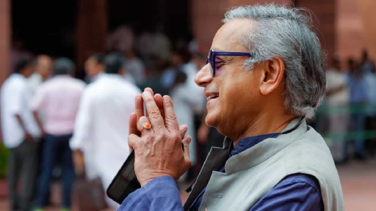 ಸಂಸತ್ನಲ್ಲಿ ಆಪರೇಷನ್ ಸಿಂಧೂರ್ ಬಗ್ಗೆ ವಿರೋಧಿಸಲ್ಲ ಎಂದ ಶಶಿ ತರೂರ್; ಕಾಂಗ್ರೆಸ್ ಮನವಿಗೆ ಒಪ್ಪದ ಸಂಸದ ಸಂಸತ್ನಲ್ಲಿ ಆಪರೇಷನ್ ಸಿಂಧೂರ್ ಬಗ್ಗೆ ವಿರೋಧಿಸಲ್ಲ ಎಂದ ಶಶಿ ತರೂರ್; ಕಾಂಗ್ರೆಸ್ ಮನವಿಗೆ ಒಪ್ಪದ ಸಂಸದ