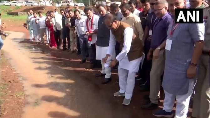 ಕೆಳಗಿಂದ ಮೇಲೆ ಹರಿವ ನೀರಿನಲ್ಲಿ ದೋಣಿ ಬಿಟ್ಟ ಸಚಿವ ಶಿವರಾಜ್ ಸಿಂಗ್ ಚೌಹಾಣ್
