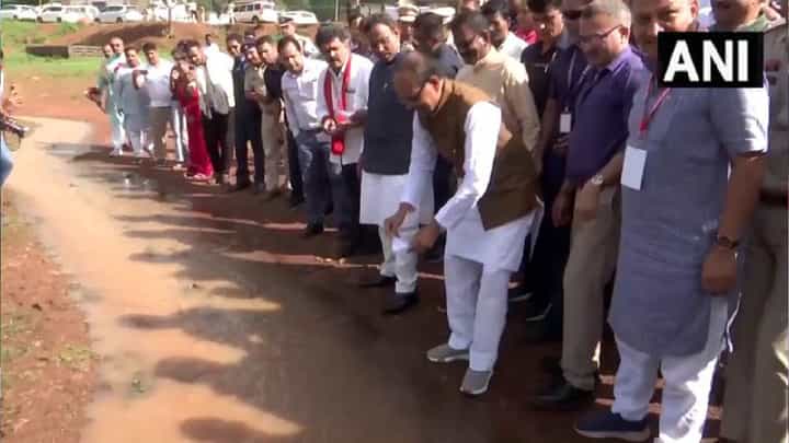 ಛತ್ತೀಸ್ಗಢದಲ್ಲಿ ಕೆಳಗಿಂದ ಮೇಲೆ ಹರಿಯುವ ನೀರಿನಲ್ಲಿ ಕಾಗದದ ದೋಣಿ ಬಿಟ್ಟ ಕೇಂದ್ರ ಸಚಿವ ಶಿವರಾಜ್ ಸಿಂಗ್ ಚೌಹಾಣ್ ಛತ್ತೀಸ್ಗಢದಲ್ಲಿ ಕೆಳಗಿಂದ ಮೇಲೆ ಹರಿಯುವ ನೀರಿನಲ್ಲಿ ಕಾಗದದ ದೋಣಿ ಬಿಟ್ಟ ಕೇಂದ್ರ ಸಚಿವ ಶಿವರಾಜ್ ಸಿಂಗ್ ಚೌಹಾಣ್