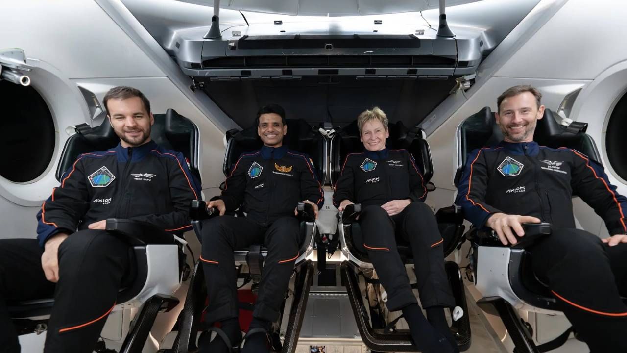 Axiom-4: ಬಾಹ್ಯಾಕಾಶದಿಂದ ಭೂಮಿಗೆ ಸುರಕ್ಷಿತವಾಗಿ ಬಂದಿಳಿದ ಶುಭಾಂಶು ಶುಕ್ಲಾ, ಖುಷಿ ಕ್ಷಣವನ್ನು ಕಣ್ತುಂಬಿಕೊಂಡ ಪೋಷಕರು Axiom-4: ಬಾಹ್ಯಾಕಾಶದಿಂದ ಭೂಮಿಗೆ ಸುರಕ್ಷಿತವಾಗಿ ಬಂದಿಳಿದ ಶುಭಾಂಶು ಶುಕ್ಲಾ, ಖುಷಿ ಕ್ಷಣವನ್ನು ಕಣ್ತುಂಬಿಕೊಂಡ ಪೋಷಕರು