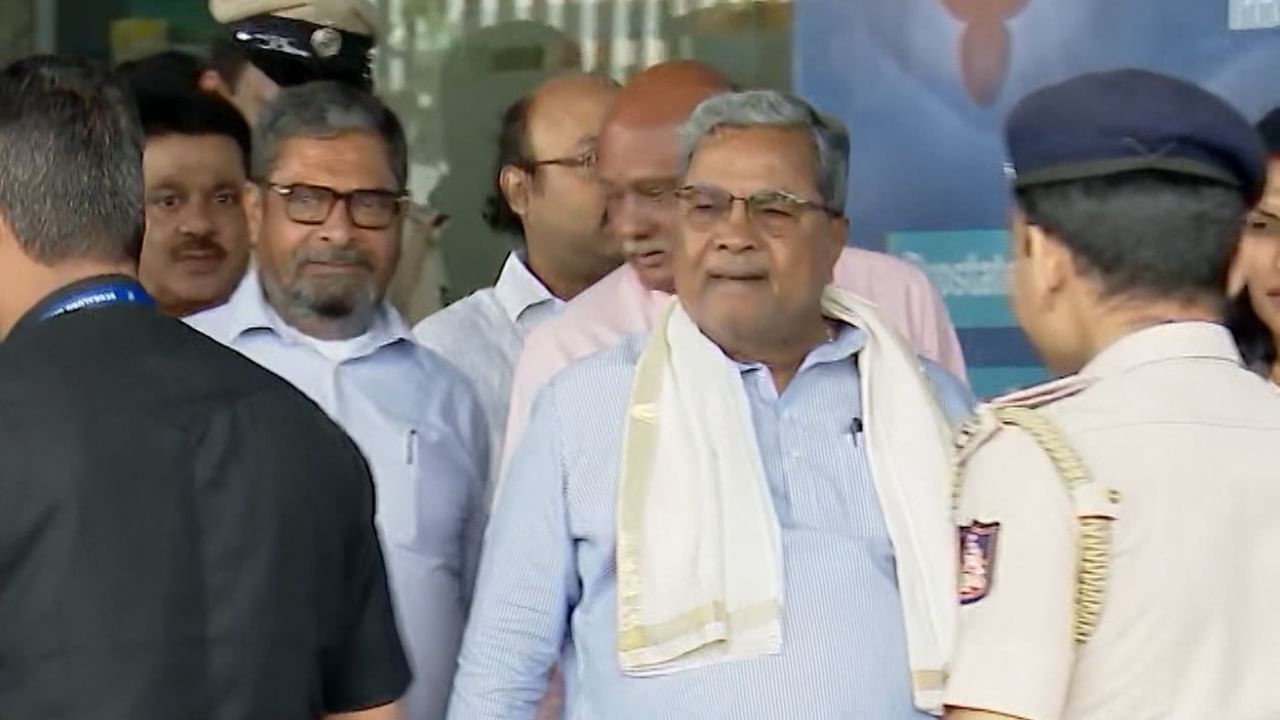 ಸಿಎಂ ಸಿದ್ದರಾಮಯ್ಯ ವಿರುದ್ಧ ಅವಹೇಳನಕಾರಿ ಕಮೆಂಟ್: ಪೊಲೀಸರಿಗೆ ದೂರು ನೀಡಿದ ಕಾಂಗ್ರೆಸ್ ಸಿಎಂ ಸಿದ್ದರಾಮಯ್ಯ ವಿರುದ್ಧ ಅವಹೇಳನಕಾರಿ ಕಮೆಂಟ್: ಪೊಲೀಸರಿಗೆ ದೂರು ನೀಡಿದ ಕಾಂಗ್ರೆಸ್