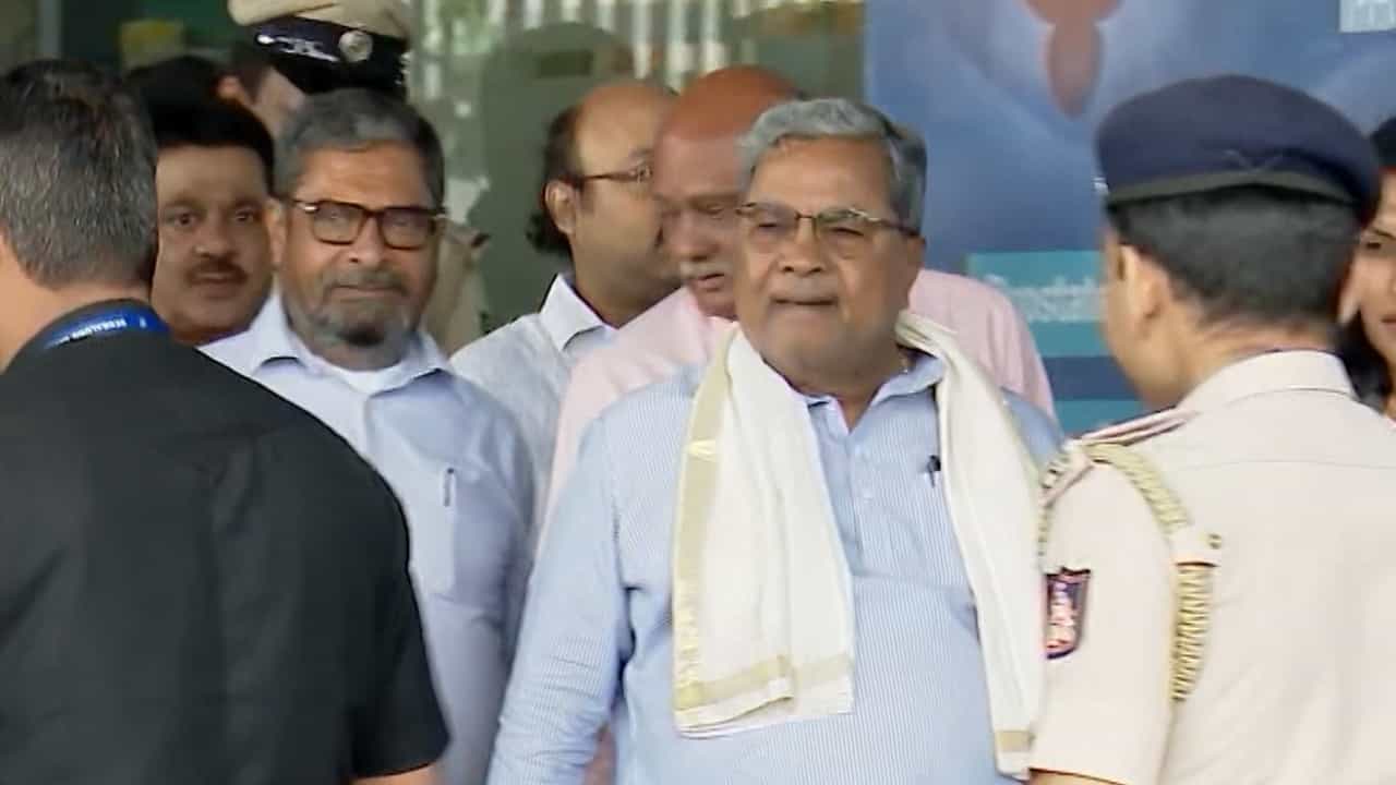 ಸಿಎಂ ಸಿದ್ದರಾಮಯ್ಯ ವಿರುದ್ಧ ಅವಹೇಳನಕಾರಿ ಕಮೆಂಟ್: ಪೊಲೀಸರಿಗೆ ದೂರು ನೀಡಿದ ಕಾಂಗ್ರೆಸ್ ಸಿಎಂ ಸಿದ್ದರಾಮಯ್ಯ ವಿರುದ್ಧ ಅವಹೇಳನಕಾರಿ ಕಮೆಂಟ್: ಪೊಲೀಸರಿಗೆ ದೂರು ನೀಡಿದ ಕಾಂಗ್ರೆಸ್