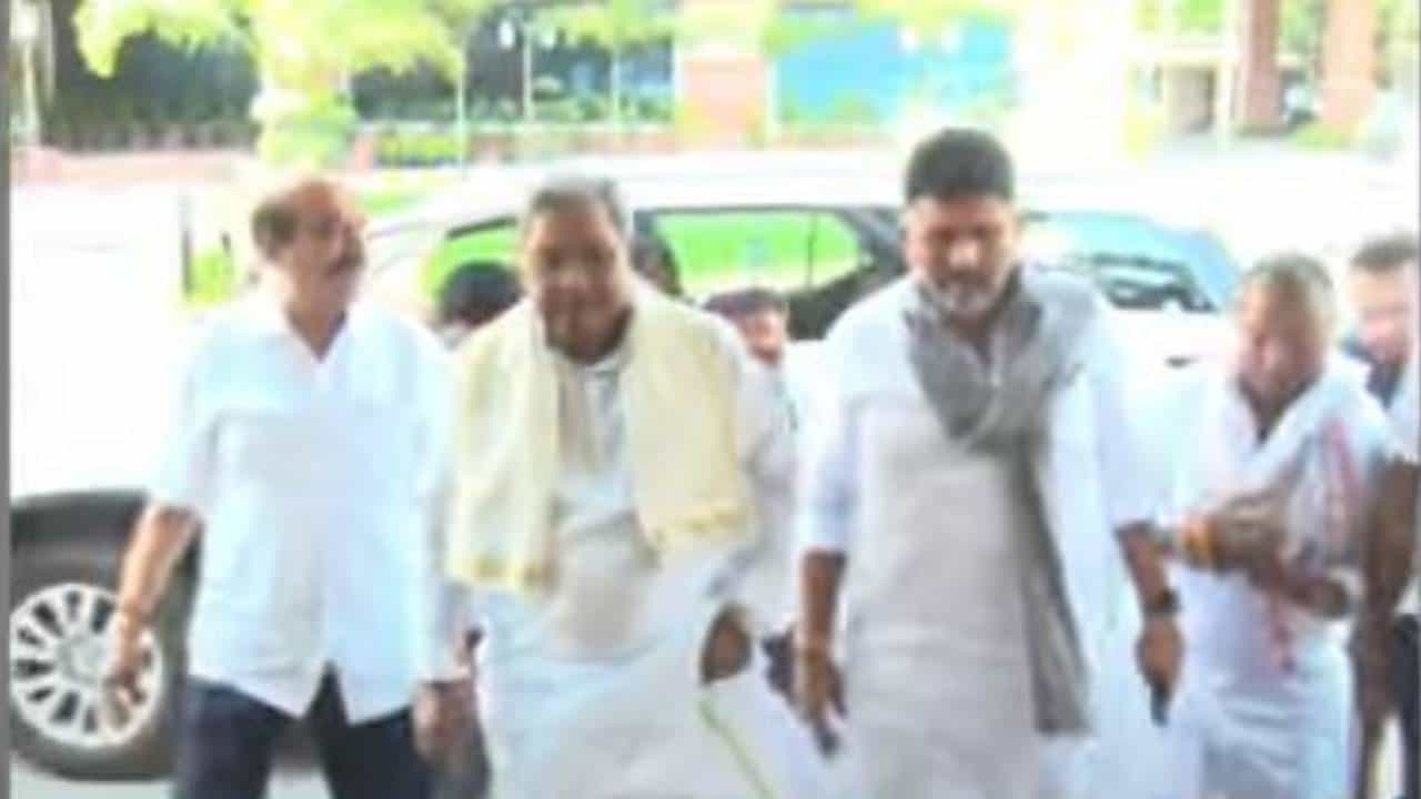 ಒಂದೇ ವಿಮಾನದಲ್ಲಿ ದೆಹಲಿಗೆ ತೆರಳಿದ ಸಿಎಂ ಸಿದ್ದರಾಮಯ್ಯ ಮತ್ತು ಉಪ ಮುಖ್ಯಮಂತ್ರಿ ಡಿಕೆ ಶಿವಕುಮಾರ್ ಒಂದೇ ವಿಮಾನದಲ್ಲಿ ದೆಹಲಿಗೆ ತೆರಳಿದ ಸಿಎಂ ಸಿದ್ದರಾಮಯ್ಯ ಮತ್ತು ಉಪ ಮುಖ್ಯಮಂತ್ರಿ ಡಿಕೆ ಶಿವಕುಮಾರ್