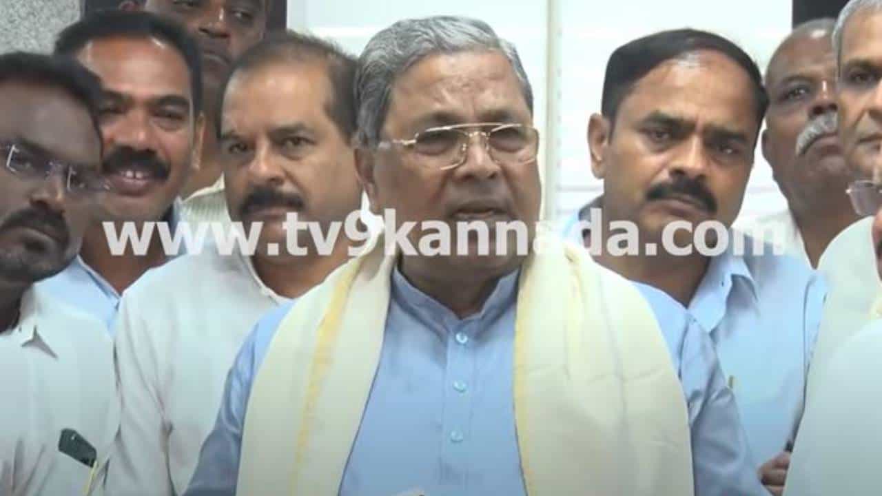 ದೆಹಲಿಯಲ್ಲಿ ಸುರ್ಜೇವಾಲಾ ಜೊತೆ ನಡೆದ ಅಸಲಿ ಚರ್ಚೆಯ ಬಗ್ಗೆ ಸಿಎಂ ಸಿದ್ದರಾಮಯ್ಯ ಮಾತಾಡಲ್ಲ ದೆಹಲಿಯಲ್ಲಿ ಸುರ್ಜೇವಾಲಾ ಜೊತೆ ನಡೆದ ಅಸಲಿ ಚರ್ಚೆಯ ಬಗ್ಗೆ ಸಿಎಂ ಸಿದ್ದರಾಮಯ್ಯ ಮಾತಾಡಲ್ಲ