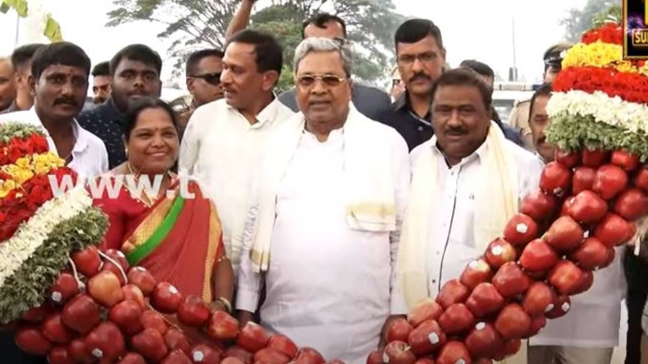 ಶ್ರೀರಂಗಪಟ್ಟಣ ಬಳಿ ಅಭಿಮಾನಿಯೊಬ್ಬನ ಪೆಟ್ರೋಲ್ ಬಂಕ್ ಉದ್ಘಾಟಿಸಿದ ಮುಖ್ಯಮಂತ್ರಿ ಸಿದ್ದರಾಮಯ್ಯ