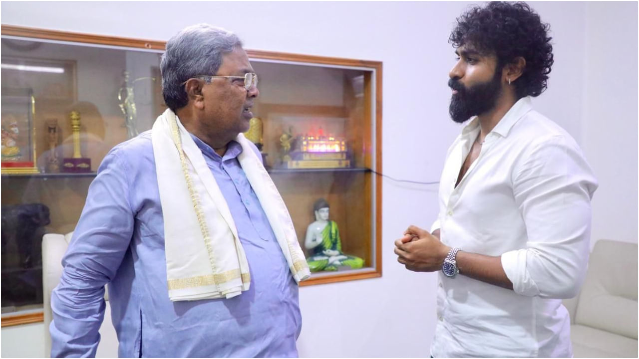 ಸಿನಿಮಾದ ನಾಯಕ ನಟ ಯುವ ರಾಜ್ಕುಮಾರ ಸೇರಿದಂತೆ ‘ಎಕ್ಕ’ ಚಿತ್ರತಂಡದ ಪ್ರಮುಖರು ಸಿದ್ದರಾಮಯ್ಯ ಅವರನ್ನು ಭೇಟಿ ಮಾಡಿದ್ದಾರೆ. ಕಾವೇರಿ ನಿವಾಸದಲ್ಲಿ ಈ ಭೇಟಿ ನಡೆದಿದೆ. ಆ ಸಂದರ್ಭದ ಫೋಟೋಗಳು ಇಲ್ಲಿವೆ.