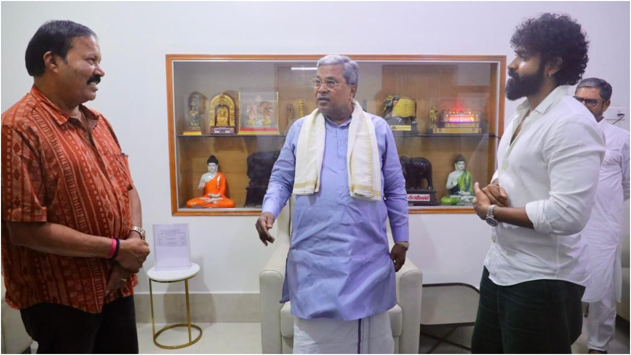 ಯುವ ರಾಜ್​ಕುಮಾರ್ ನಟನೆಯ ‘ಎಕ್ಕ’ ಸಿನಿಮಾ ಬಿಡುಗಡೆಗೆ ಸಜ್ಜಾಗಿದೆ. ಇಂದು (ಜುಲೈ 11) ಈ ಸಿನಿಮಾದ ಟ್ರೇಲರ್ ಬಿಡುಗಡೆ ಆಗಿದೆ. ಅದರ ಬೆನ್ನಲ್ಲೇ ಸಿಎಂ ಸಿದ್ದರಾಮಯ್ಯ ಅವರನ್ನು ಚಿತ್ರತಂಡದವರು ಭೇಟಿ ಮಾಡಿದ್ದಾರೆ.