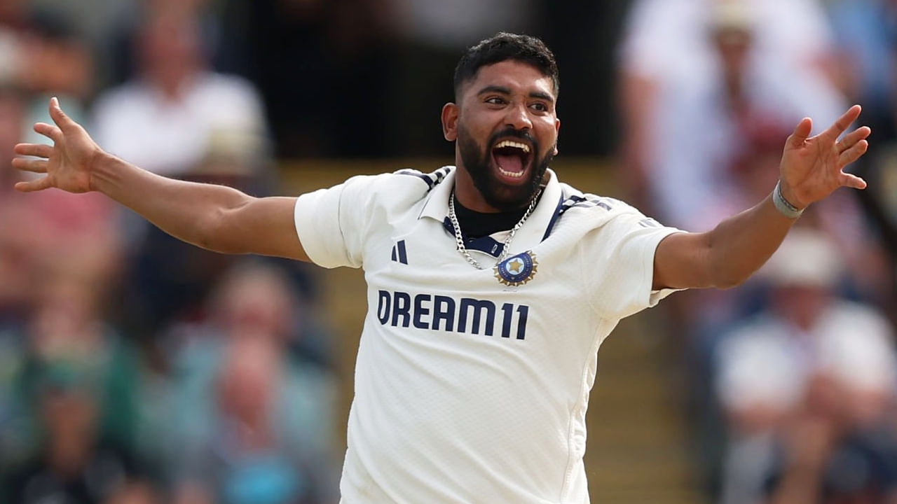 ಬರ್ಮಿಂಗ್ಹ್ಯಾಮ್​ನ ಎಡ್ಜ್ ಬಾಸ್ಟನ್ ಸ್ಟೇಡಿಯಂನಲ್ಲಿ ನಡೆಯುತ್ತಿರುವ ಈ ಪಂದ್ಯದ ಮೊದಲ ಇನಿಂಗ್ಸ್ ನಲ್ಲಿ 19.3 ಓವರ್ ಎಸೆದ ಸಿರಾಜ್ ಕೇವಲ 70 ರನ್ ನೀಡಿ 6 ವಿಕೆಟ್ ಉರುಳಿಸಿದರು. ಇದು ಇಂಗ್ಲೆಂಡ್ ನಲ್ಲಿ ಸಿರಾಜ್ ಅವರ ಮೊದಲ ಫೈಫರ್ ಎಂಬುದು ವಿಶೇಷ.