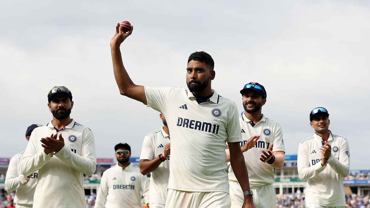 ಇದರೊಂದಿಗೆ ಇಂಗ್ಲೆಂಡ್, ಆಸ್ಟ್ರೇಲಿಯಾ, ವೆಸ್ಟ್ ಇಂಡೀಸ್ ಹಾಗೂ ಸೌತ್ ಆಫ್ರಿಕಾದಲ್ಲಿ ಇನಿಂಗ್ಸ್ ವೊಂದರಲ್ಲಿ 5 ವಿಕೆಟ್ ಗಳನ್ನು (ಫೈಫರ್) ಕಬಳಿಸಿದ ಭಾರತದ 2ನೇ ವೇಗಿ ಎಂಬ ದಾಖಲೆಯನ್ನು ಮೊಹಮ್ಮದ್ ಸಿರಾಜ್ ತಮ್ಮದಾಗಿಸಿಕೊಂಡರು.