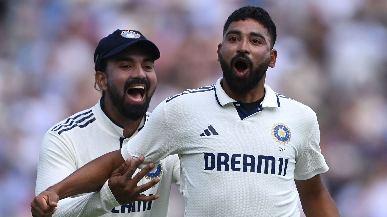 ಇದೀಗ 6 ವಿಕೆಟ್ ಗಳೊಂದಿಗೆ ಈ ದಾಖಲೆ ಪಟ್ಟಿಗೆ ಮೊಹಮ್ಮದ್ ಸಿರಾಜ್ ಸೇರ್ಪಡೆಯಾಗಿದ್ದಾರೆ. ಇನ್ನು ಸಿರಾಜ್ ಅವರ ಈ ಮಾರಕ ದಾಳಿಯಿಂದಾಗಿ ಇಂಗ್ಲೆಂಡ್ ತಂಡವು ಮೊದಲ ಇನಿಂಗ್ಸ್ ನಲ್ಲಿ 407 ರನ್ ಗಳಿಸಿ ಆಲೌಟ್ ಆಗಿದೆ. ಈ ಮೂಲಕ ಟೀಮ್ ಇಂಡಿಯಾ 180 ರನ್ ಗಳ ಮುನ್ನಡೆ ಪಡೆದುಕೊಂಡಿದೆ.