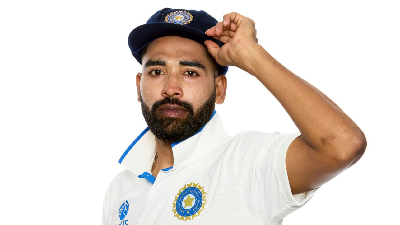 ಈ ಮೂಲಕ ವಿರಾಟ್ ಕೊಹ್ಲಿ ಹೆಸರಿನಲ್ಲಿದ್ದ ವಿಶೇಷ ದಾಖಲೆಯನ್ನು ತನ್ನದಾಗಿಸಿಕೊಳ್ಳುವಲ್ಲಿ ಮೊಹಮ್ಮದ್ ಸಿರಾಜ್ ಯಶಸ್ವಿಯಾಗಿದ್ದಾರೆ. ಅಷ್ಟೇ ಅಲ್ಲದೆ ಇಂಗ್ಲೆಂಡ್ ವಿರುದ್ಧದ 4ನೇ ಟೆಸ್ಟ್ ಪಂದ್ಯವು ಸಿರಾಜ್ ಅವರ ನೂರನೇ ಅಂತಾರಾಷ್ಟ್ರೀಯ ಪಂದ್ಯ. ಈ ಮೂಲಕ ಭಾರತದ ಪರ 100 ಮ್ಯಾಚ್​ಗಳನ್ನು ಆಡಿದ ಆಟಗಾರರ ಪಟ್ಟಿಗೂ ಮೊಹಮ್ಮದ್ ಸಿರಾಜ್ ಸೇರ್ಪಡೆಯಾಗಿದ್ದಾರೆ.