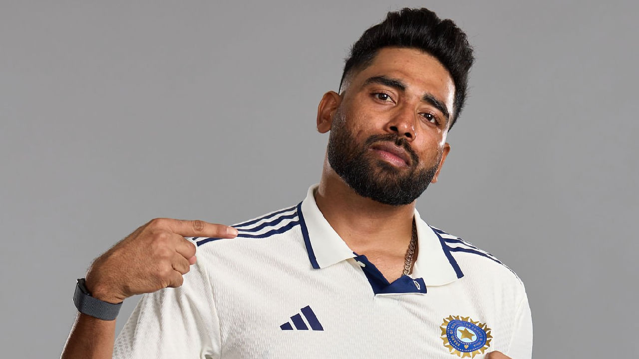 ಇಂಗ್ಲೆಂಡ್ ವಿರುದ್ಧದ ಅ್ಯಂಡರ್ಸನ್-ತೆಂಡೂಲ್ಕರ್ ಸರಣಿಯ ನಾಲ್ಕು ಪಂದ್ಯಗಳಲ್ಲೂ ಕಾಣಿಸಿಕೊಳ್ಳುವ ಮೂಲಕ ಮೊಹಮ್ಮದ್ ಸಿರಾಜ್ ಈ ದಶಕದಲ್ಲಿ ಅತ್ಯಧಿಕ ಟೆಸ್ಟ್ ಮ್ಯಾಚ್​ಗಳನ್ನು ಆಡಿದ ಭಾರತೀಯ ಆಟಗಾರ ಎನಿಸಿಕೊಂಡಿದ್ದಾರೆ. ಇದಕ್ಕೂ ಮುನ್ನ ಈ ದಾಖಲೆ ದಾಖಲೆಗಳ ಸರದಾರ ವಿರಾಟ್ ಕೊಹ್ಲಿಯ ಹೆಸರಿನಲ್ಲಿತ್ತು.