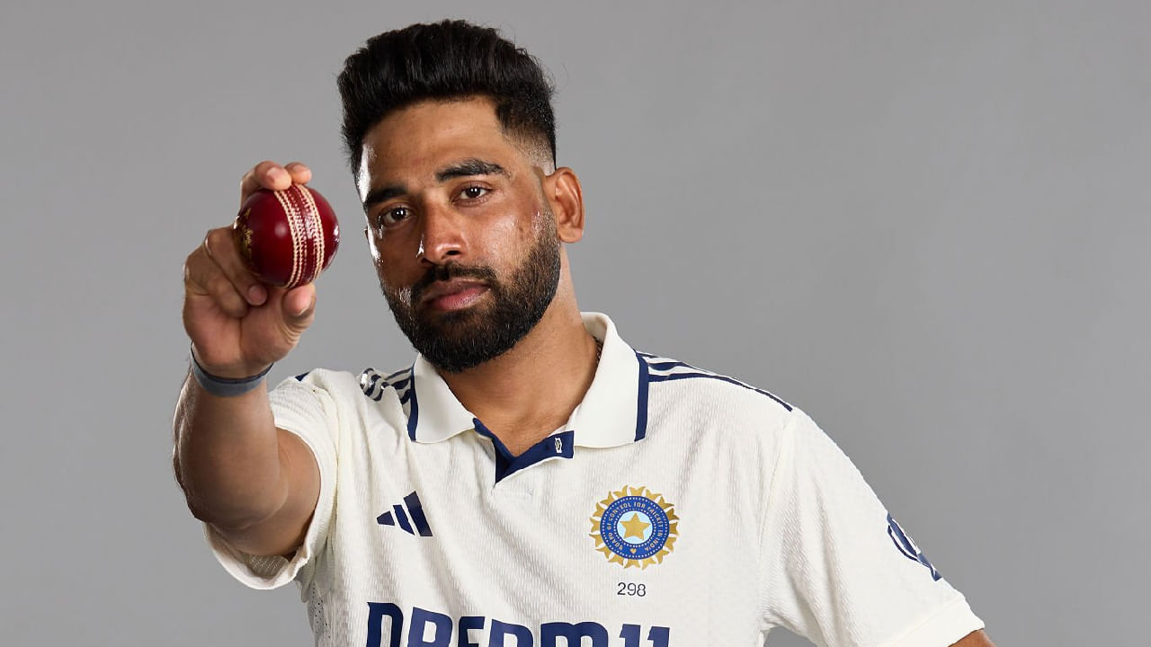 ಟೀಮ್ ಇಂಡಿಯಾ ಪರ ಈವರೆಗೆ 100 ಪಂದ್ಯಗಳಲ್ಲಿ ಕಾಣಿಸಿಕೊಂಡಿರುವ ಮೊಹಮ್ಮದ್ ಸಿರಾಜ್ ಒಟ್ಟು 198 ವಿಕೆಟ್​ಗಳನ್ನು ಕಬಳಿಸಿದ್ದಾರೆ. ಇನ್ನು ಇಂಗ್ಲೆಂಡ್ ವಿರುದ್ಧದ ಪಂದ್ಯದಲ್ಲಿ 2 ವಿಕೆಟ್ ಪಡೆದರೆ ಭಾರತದ ಪರ 200 ವಿಕೆಟ್​ಗಳನ್ನು ಕಬಳಿಸಿದ ಬೌಲರ್​ಗಳ ಪಟ್ಟಿಯಲ್ಲೂ ಸೇರ್ಪಡೆಯಾಗಲಿದ್ದಾರೆ. ಹೀಗಾಗಿ ಮ್ಯಾಂಚೆಸ್ಟರ್​ ಟೆಸ್ಟ್ ಸಿರಾಜ್ ಪಾಲಿಗೆ ಅವಿಸ್ಮರಣೀಯ ಪಂದ್ಯ ಎಂದರೆ ತಪ್ಪಾಗಲಾರದು.