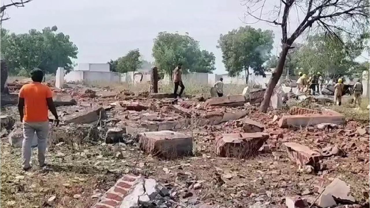 ತಮಿಳುನಾಡಿನ ಶಿವಕಾಶಿಯ ಪಟಾಕಿ ಕಾರ್ಖಾನೆಯಲ್ಲಿ ಭಾರಿ ಸ್ಫೋಟ; ಐವರು ಸಾವು, ಹಲವರಿಗೆ ಗಾಯ ತಮಿಳುನಾಡಿನ ಶಿವಕಾಶಿಯ ಪಟಾಕಿ ಕಾರ್ಖಾನೆಯಲ್ಲಿ ಭಾರಿ ಸ್ಫೋಟ; ಐವರು ಸಾವು, ಹಲವರಿಗೆ ಗಾಯ