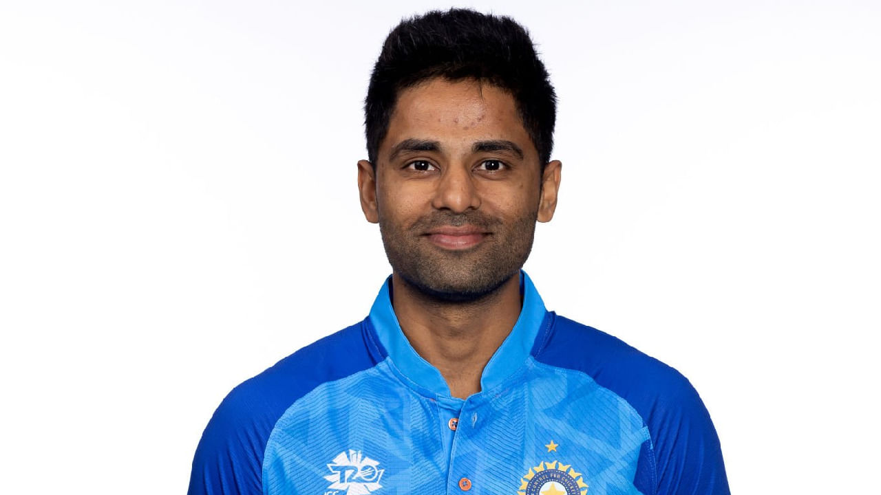 ಇನ್ನು ಟಿ20 ಕ್ರಿಕೆಟ್ ಇತಿಹಾಸದಲ್ಲೇ ಅತ್ಯಧಿಕ ರೇಟಿಂಗ್ ಪಡೆದ ಭಾರತೀಯ ಬ್ಯಾಟರ್ನ ದಾಖಲೆ ಸೂರ್ಯಕುಮಾರ್ ಯಾದವ್ ಪಾಲಾಗಿದೆ. ಟಿ20 ರ್ಯಾಂಕಿಂಗ್ನಲ್ಲಿ 912 ಅಂಕಗಳನ್ನು ಗಳಿಸುವ ಮೂಲಕ ಸೂರ್ಯಕುಮಾರ್ ಯಾದವ್ ಮೊದಲ ಸ್ಥಾನ ಪಡೆದರೆ, 909 ಅಂಕಗಳೊಂದಿಗೆ ವಿರಾಟ್ ಕೊಹ್ಲಿ ದ್ವಿತೀಯ ಸ್ಥಾನದಲ್ಲಿ ಕಾಣಿಸಿಕೊಂಡಿದ್ದಾರೆ.