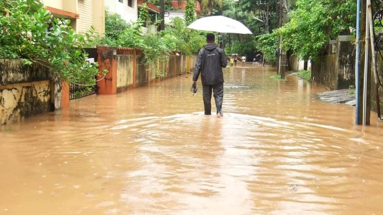 ಮಳೆಗಾಲ ಬಂತು ಅಂದರೆ ಸಾಕು ಸ್ಮಾರ್ಟ್ ಸಿಟಿ ಮಂಗಳೂರಿನಲ್ಲಿ ಸಮಸ್ಯೆಗಳ ಸರಮಾಲೆಯೇ ಸೃಷ್ಟಿಯಾಗುತ್ತೆ. ಜೋರು ಮಳೆಗೆ ನಗರದ ಹಲವು ಭಾಗಗಳು ಮುಳುಗಡೆಯಾದರೆ, ಇತ್ತ ರಸ್ತೆ ತುಂಬಾ ಗುಂಡಿಗಳೇ ಗುಂಡಿಗಳು. ಹೀಗಾಗಿ ಗುಂಡಿಗಳ ಜೊತೆ ಅವ್ಯವಸ್ಥೆಯ ಆಗರವಾಗಿರುವ ಮಂಗಳೂರಿನಲ್ಲಿ ಜನ ಆಡಳಿತ ವ್ಯವಸ್ಥೆಗೆ ಹಿಡಿಶಾಪ ಹಾಕುತ್ತಿದ್ದಾರೆ.
