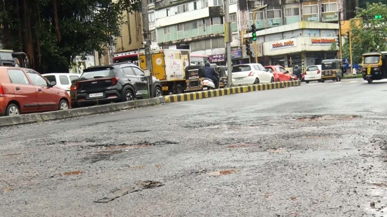 ಒಟ್ಟಿನಲ್ಲಿ ರಸ್ತೆಯೇ ಸರಿ ಇಲ್ಲದ ಹೊರತು ಮಂಗಳೂರು ಸ್ಮಾರ್ಟ್ ಸಿಟಿ ಆದರೇನು ಎಂದು ಜನ ಮಾತನಾಡಿಕೊಳ್ಳುತ್ತಿದ್ದಾರೆ. ಇನ್ನಾದರೂ ಮಳೆಗಾಲ ಮುಗಿಯುವವರೆಗೆ ತಾತ್ಕಾಲಿಕವಾದರೂ ಹೊಂಡ ಗುಂಡಿಗಳ ಪ್ಯಾಚ್ ವರ್ಕ್ ಮಾಡಬೇಕಿದೆ. 