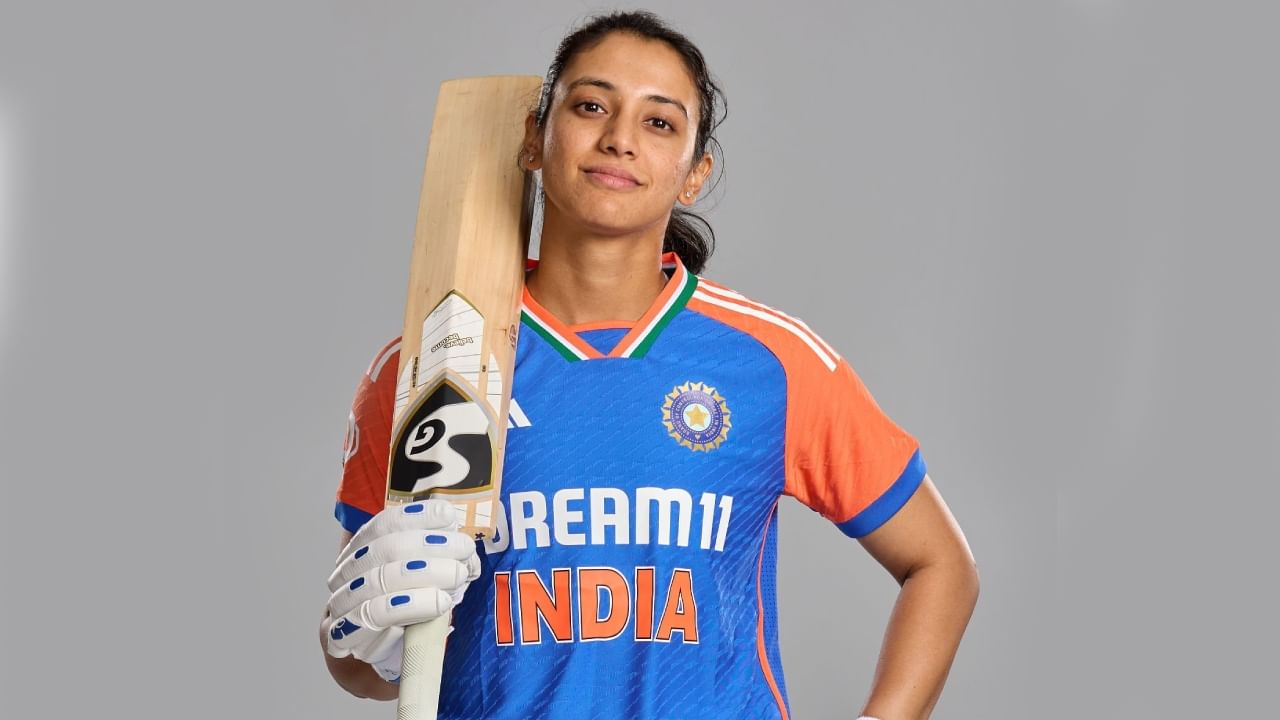 ಇಂಗ್ಲೆಂಡ್ ವಿರುದ್ಧದ ಮೊದಲ ಟಿ20 ಪಂದ್ಯದಲ್ಲಿ ಭರ್ಜರಿ ಶತಕ ಸಿಡಿಸಿದ ಸ್ಮೃತಿ ಮಂಧಾನ ಇದೀಗ ಮಹಿಳಾ ಟಿ20 ಬ್ಯಾಟರ್​ಗಳ ಶ್ರೇಯಾಂಕ ಪಟ್ಟಿಯಲ್ಲಿ ಸ್ಮೃತಿ ಮೂರನೇ ಸ್ಥಾನಕ್ಕೇರಿದ್ದಾರೆ. ಒಟ್ಟು 771 ಅಂಕಗಳನ್ನು ಪಡೆದಿರುವ ಸ್ಮೃತಿ ಮುಂದಿನ ಮ್ಯಾಚ್​ಗಳಲ್ಲಿ ಭರ್ಜರಿ ಪ್ರದರ್ಶನ ನೀಡಿದರೆ ದ್ವಿತೀಯ ಸ್ಥಾನಕ್ಕೇರಬಹುದು.