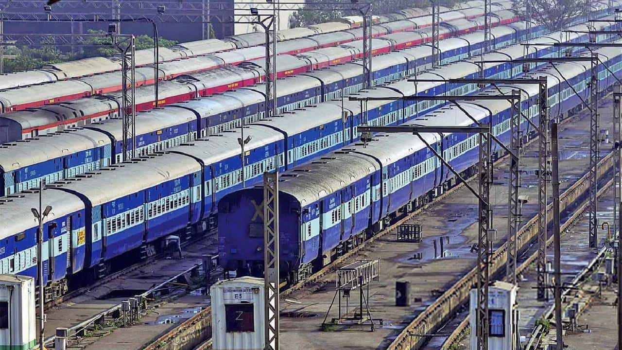 Railway Recruitment: ರೈಲ್ವೆಯಲ್ಲಿ 900 ಕ್ಕೂ ಹೆಚ್ಚು ಹುದ್ದೆಗಳಿಗೆ ಅಪ್ರೆಂಟಿಸ್‌ಗಳ ನೇಮಕಾತಿ, ಕೂಡಲೇ ಅರ್ಜಿ ಸಲ್ಲಿಸಿ