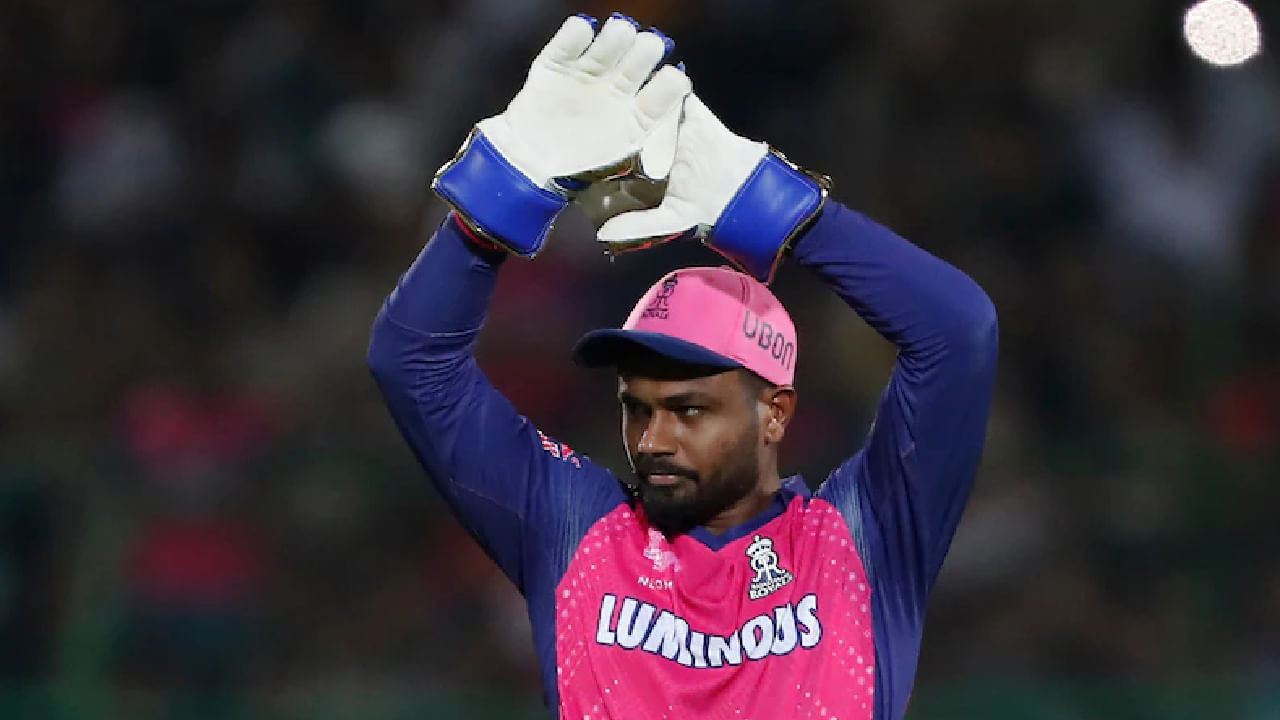 ಚೆನ್ನೈ ಸೂಪರ್ ಕಿಂಗ್ಸ್ ತಂಡದಲ್ಲಿರುವ ಶಿವಂ ದುಬೆ ಅಥವಾ ರಚಿನ್ ರವೀಂದ್ರ ಅವರನ್ನು ರಾಜಸ್ಥಾನ್ ರಾಯಲ್ಸ್ ತಂಡಕ್ಕೆ ನೀಡಿ, ಸಂಜು ಸ್ಯಾಮ್ಸನ್ ಅವರನ್ನು ಖರೀದಿಸಲು ಸಿಎಸ್ಕೆ ಫ್ರಾಂಚೈಸಿ ಮುಂದಾಗಿದ್ದು, ಉಭಯ ಫ್ರಾಂಚೈಸಿಗಳು ಈ ಬಗ್ಗೆ ಮಾತುಕತೆ ನಡೆಸುತ್ತಿದೆ ಎಂದು ಕೆಲ ವೆಬ್ಸೈಟ್ಗಳು ವರದಿ ಮಾಡಿದೆ.