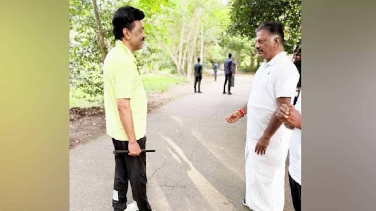 ಸಿಎಂ ಸ್ಟಾಲಿನ್ ಭೇಟಿಯಾದ ಕೆಲವೇ ಗಂಟೆಗಳಲ್ಲಿ ಎನ್ಡಿಎ ಬಣದಿಂದ ಹೊರಬಂದ ಪನ್ನೀರ್ಸೆಲ್ವಂ ಸಿಎಂ ಸ್ಟಾಲಿನ್ ಭೇಟಿಯಾದ ಕೆಲವೇ ಗಂಟೆಗಳಲ್ಲಿ ಎನ್ಡಿಎ ಬಣದಿಂದ ಹೊರಬಂದ ಪನ್ನೀರ್ಸೆಲ್ವಂ