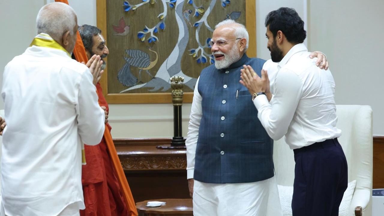 ಮೈಹೋಮ್ ಗ್ರೂಪ್ ಅಧ್ಯಕ್ಷ ಡಾ. ಜೂಪಲ್ಲಿ ರಾಮೇಶ್ವರ ರಾವ್ ಮತ್ತು ಕಾರ್ಯನಿರ್ವಾಹಕ ಉಪಾಧ್ಯಕ್ಷ ರಾಮುರಾವ್ ದೆಹಲಿಯಲ್ಲಿ ಇಂದು ಪ್ರಧಾನಿ ನರೇಂದ್ರ ಮೋದಿ ಅವರನ್ನು ಭೇಟಿಯಾದರು. 
